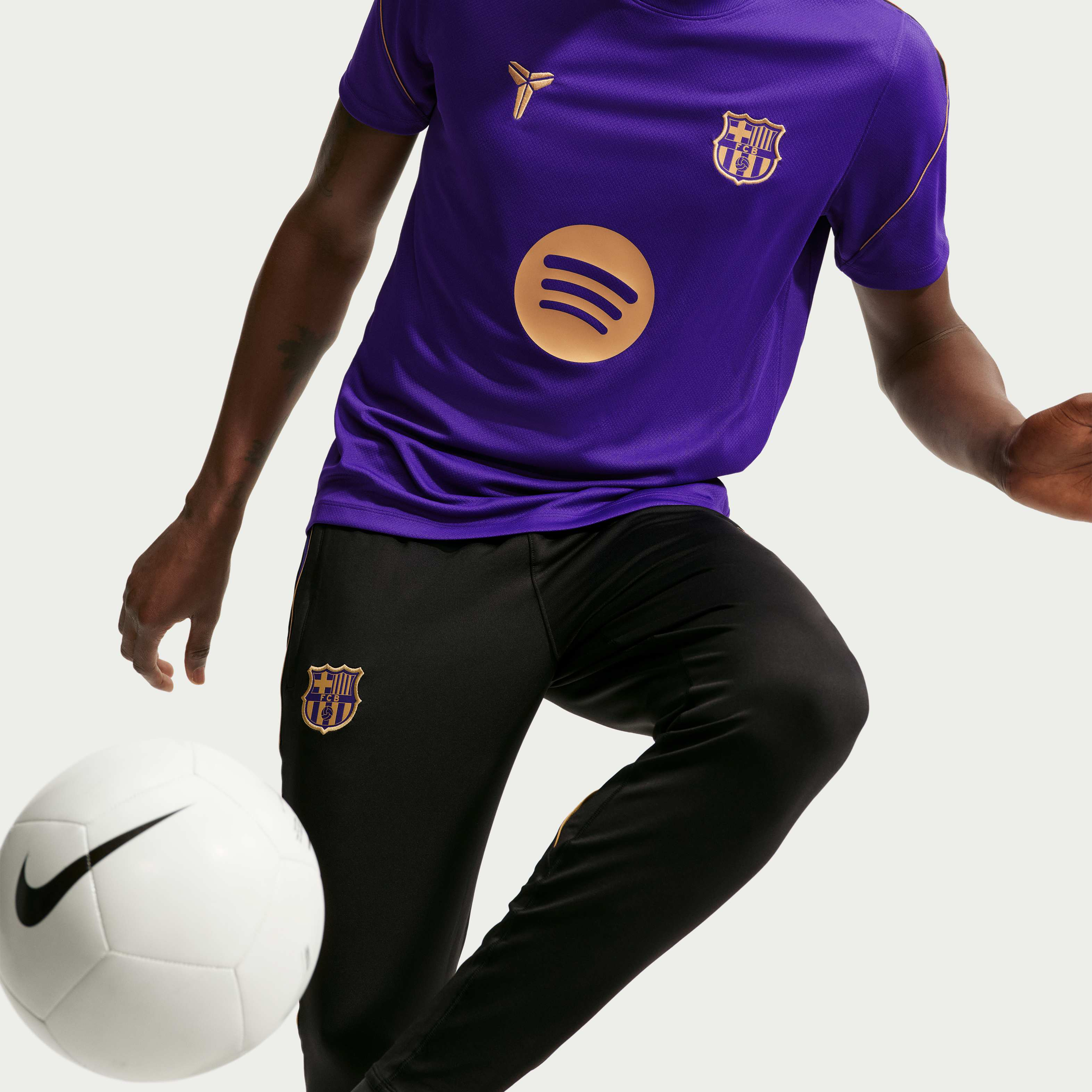 برشلونة سترايك الاحتياطي image number 2