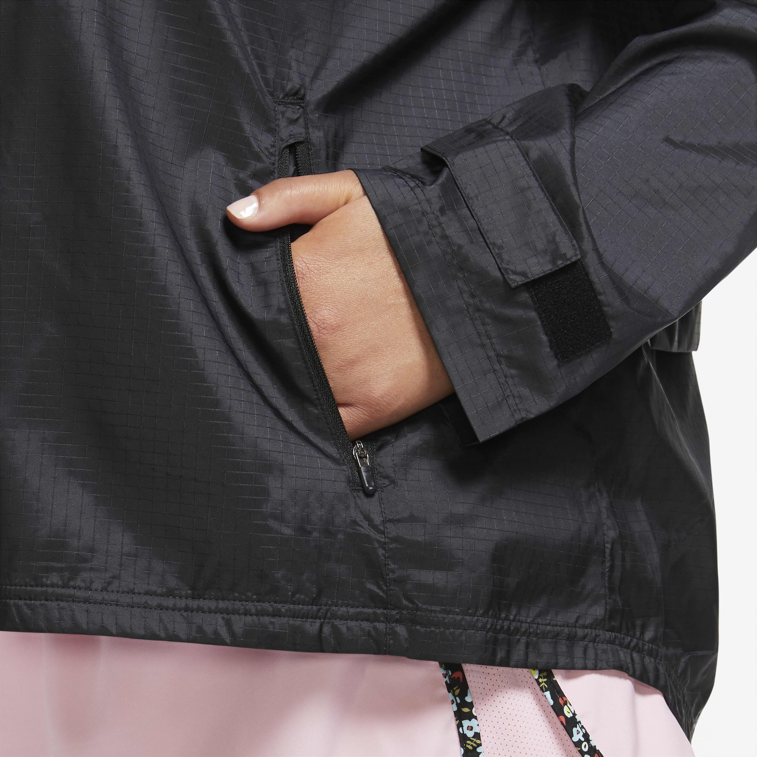 Nike Essential image number 4