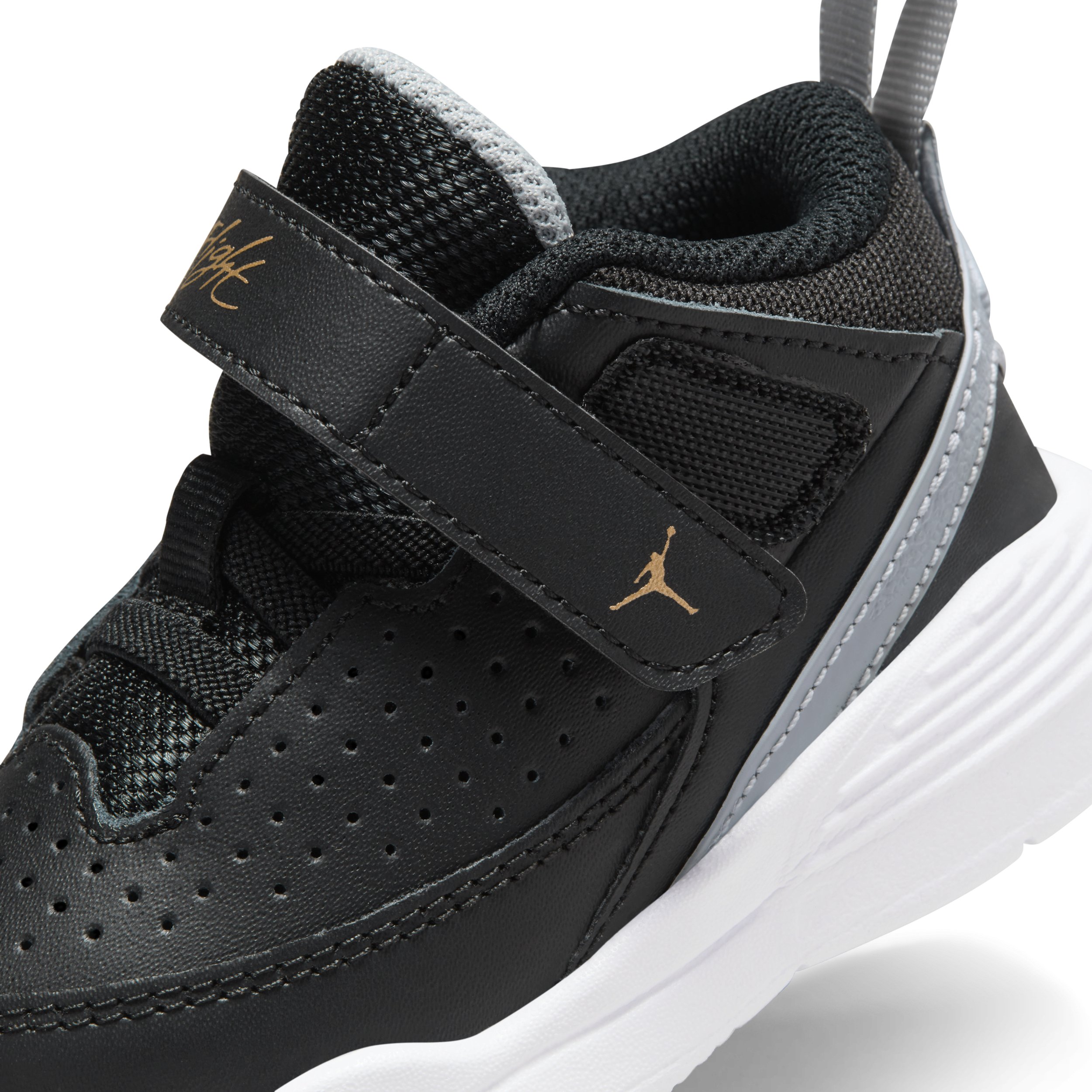 jordan max aura 3 laces