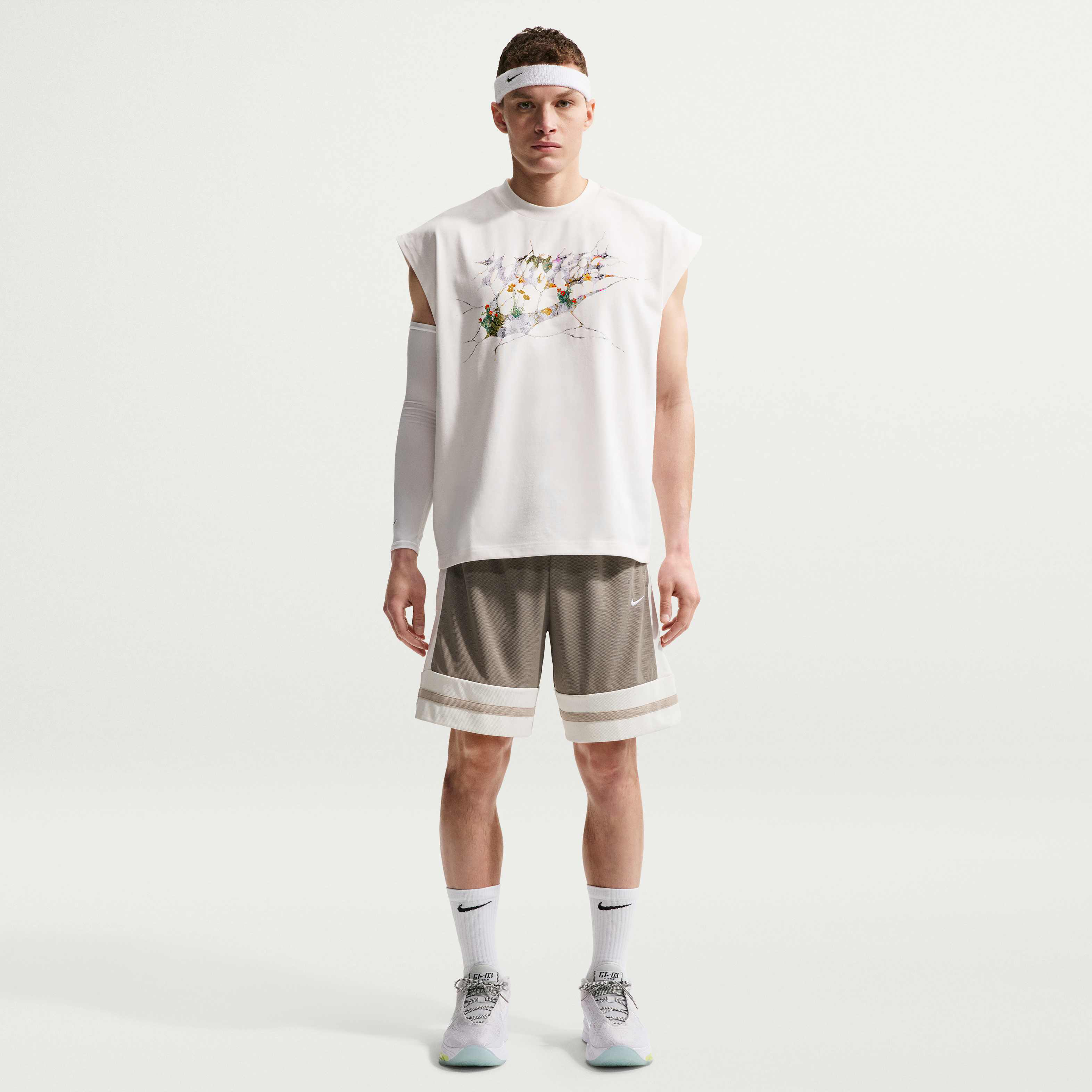 Nike Standard Issue image number 3
