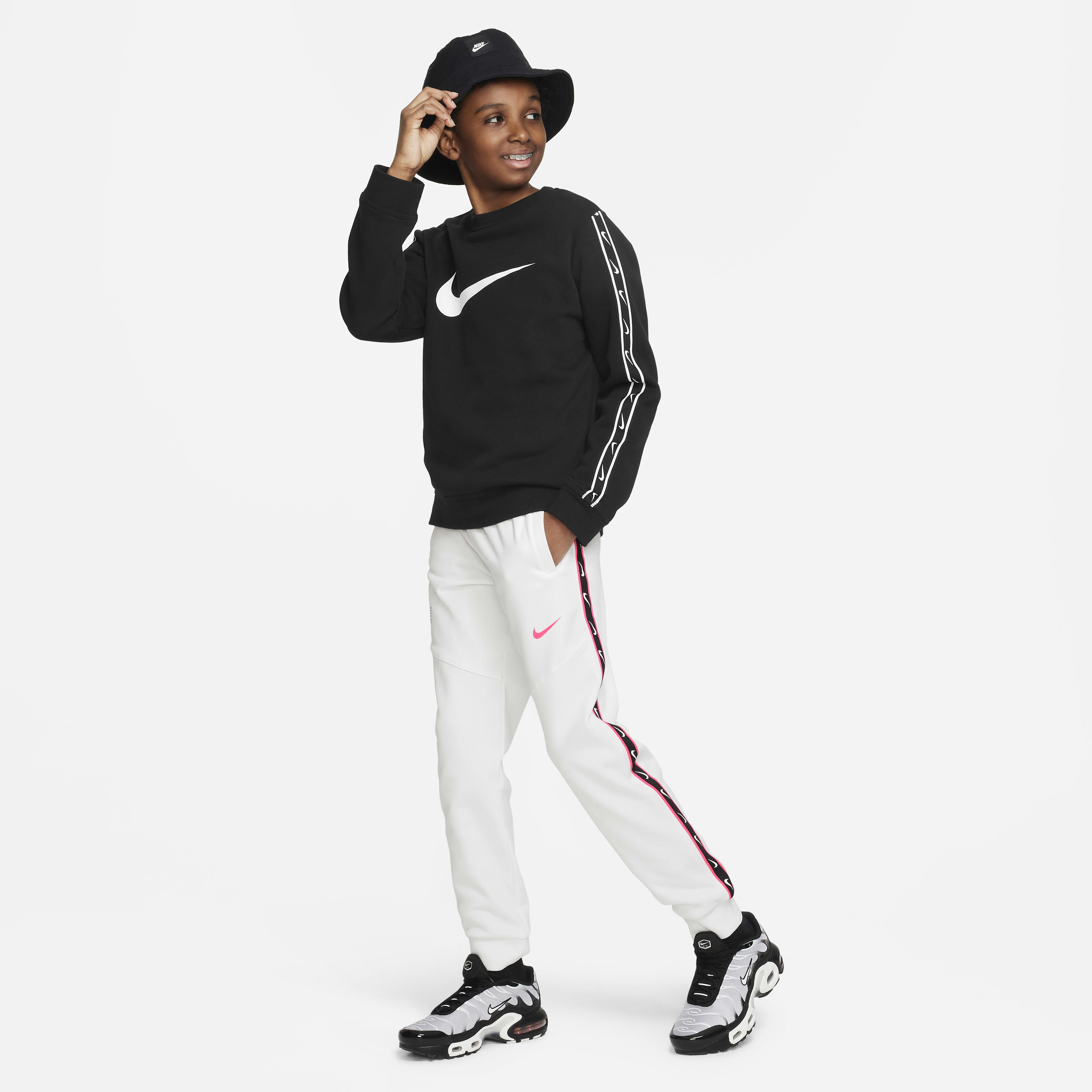 Buy Nike Sportswear Repeat Older Kids' (Boys') Joggers - Summit White/Summit  White/Hyper Pink | Nike Saudi Official