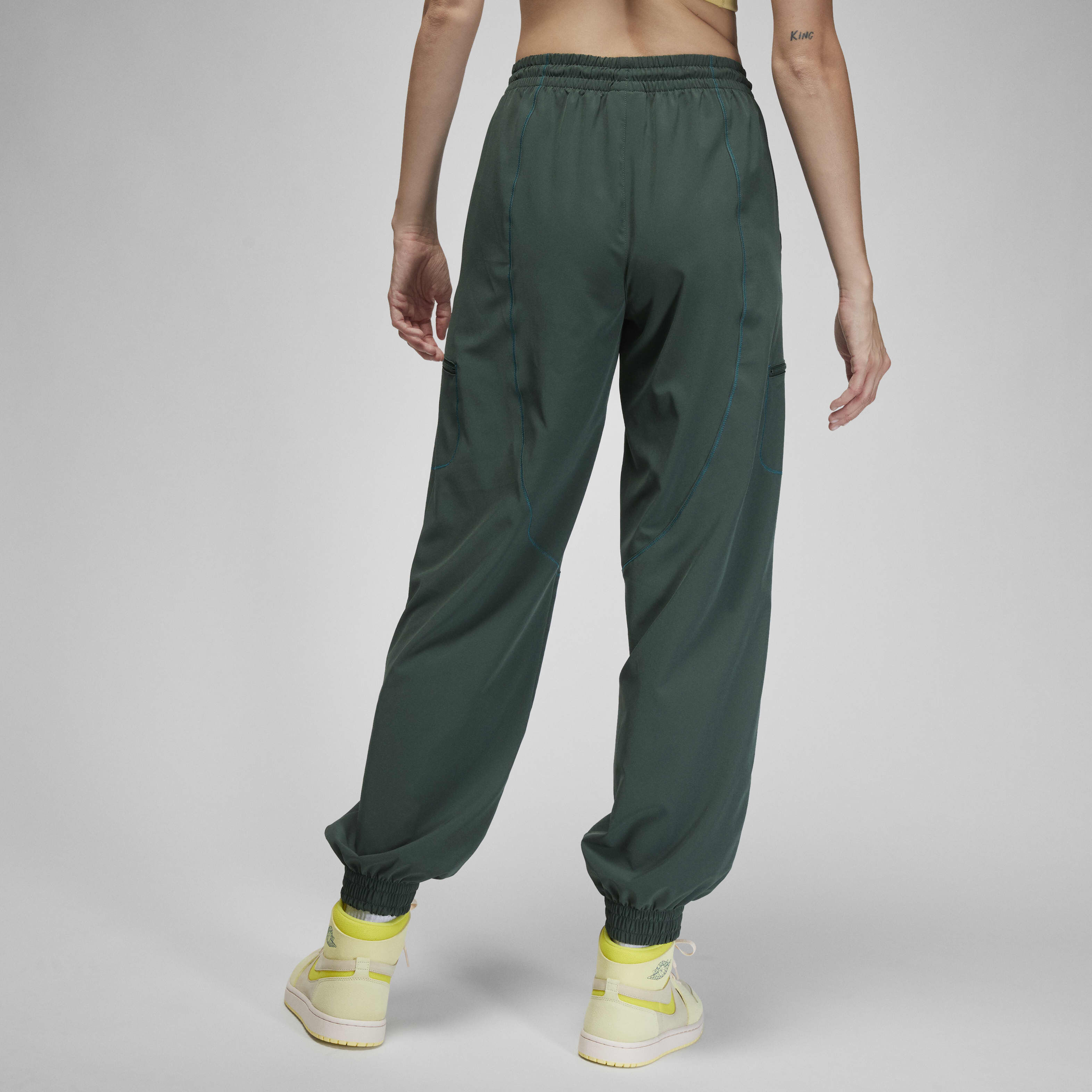 Nike wind pants womens deals