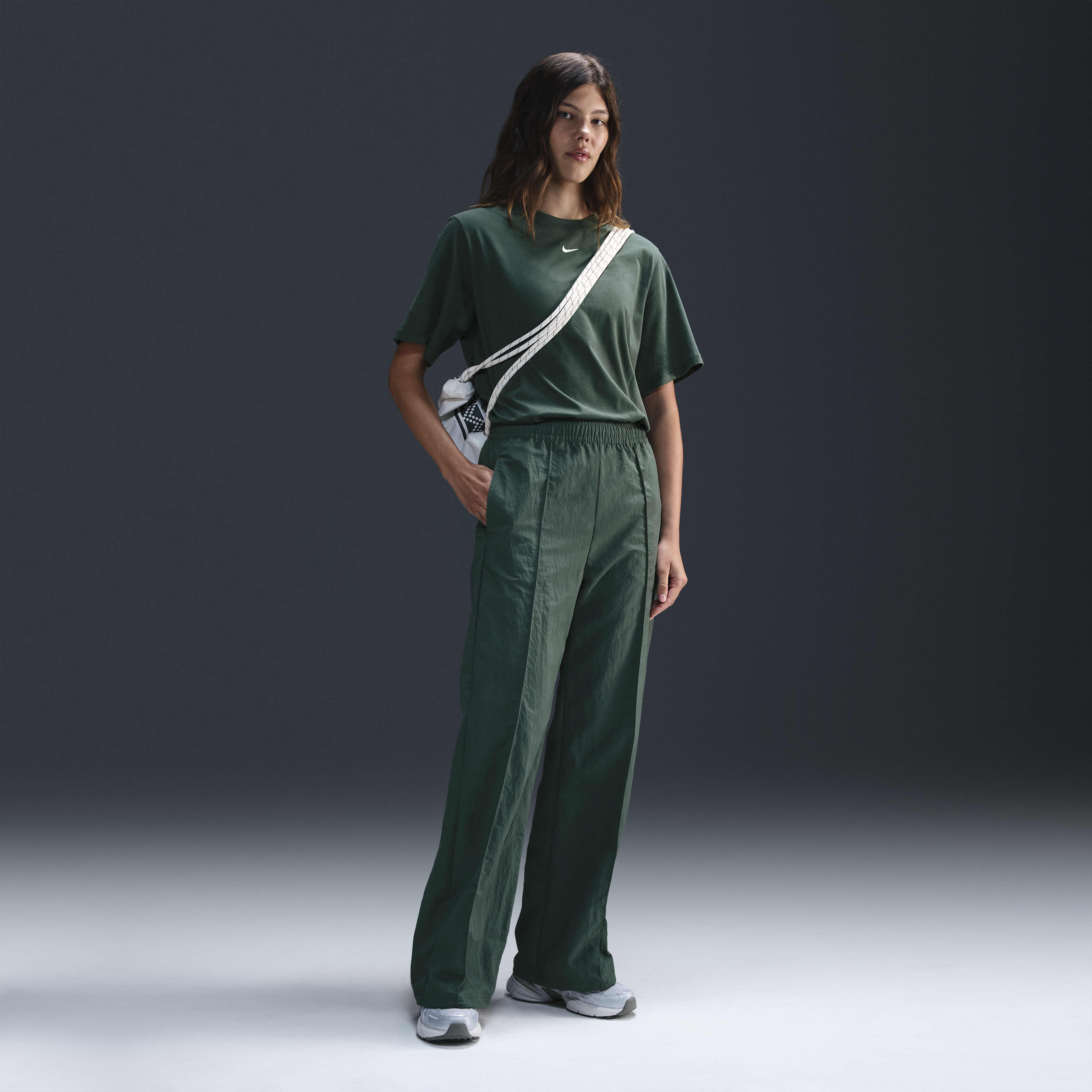 Nike Sportswear Essential image number 4