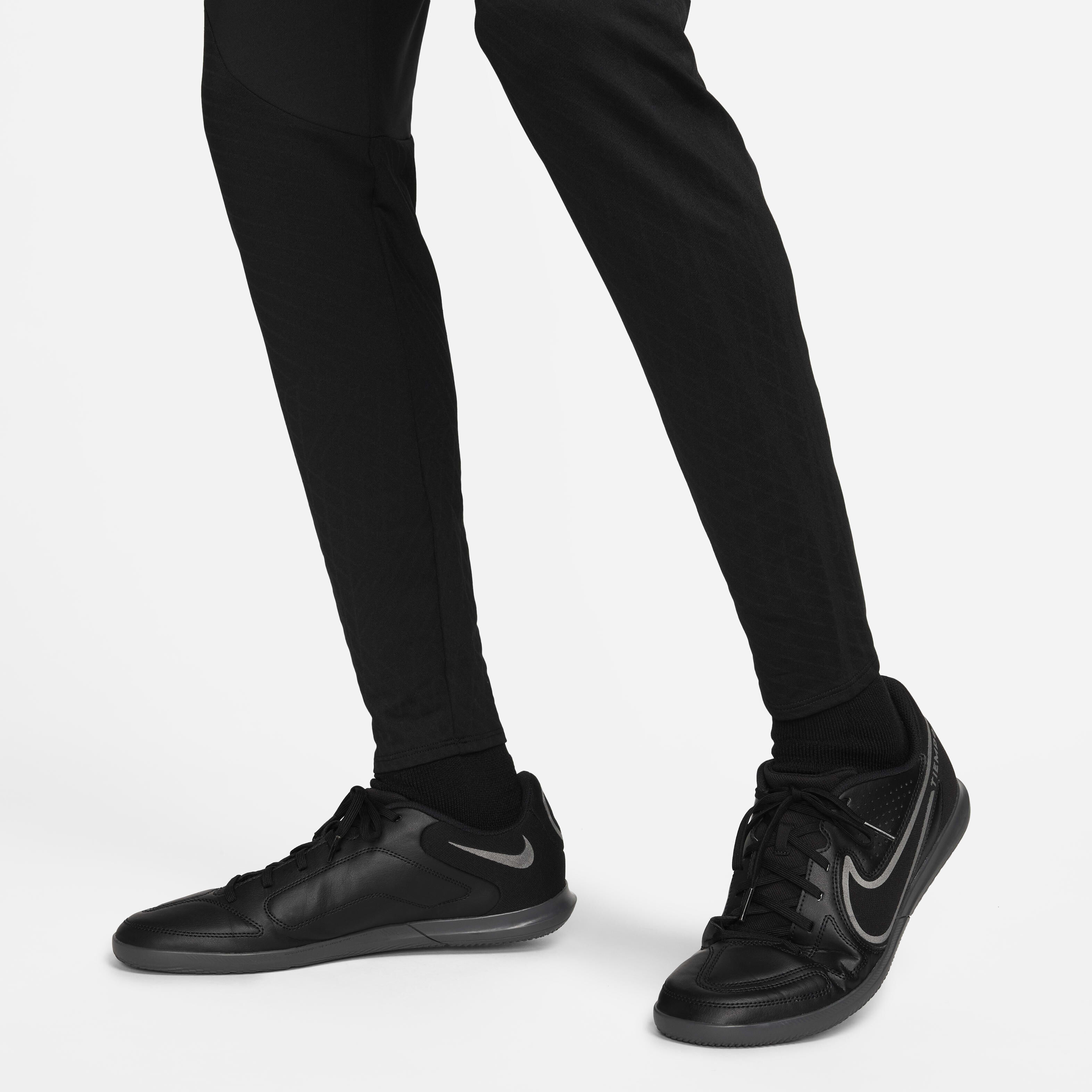 Atl&eacute;tico Madrid Strike Third image number 5