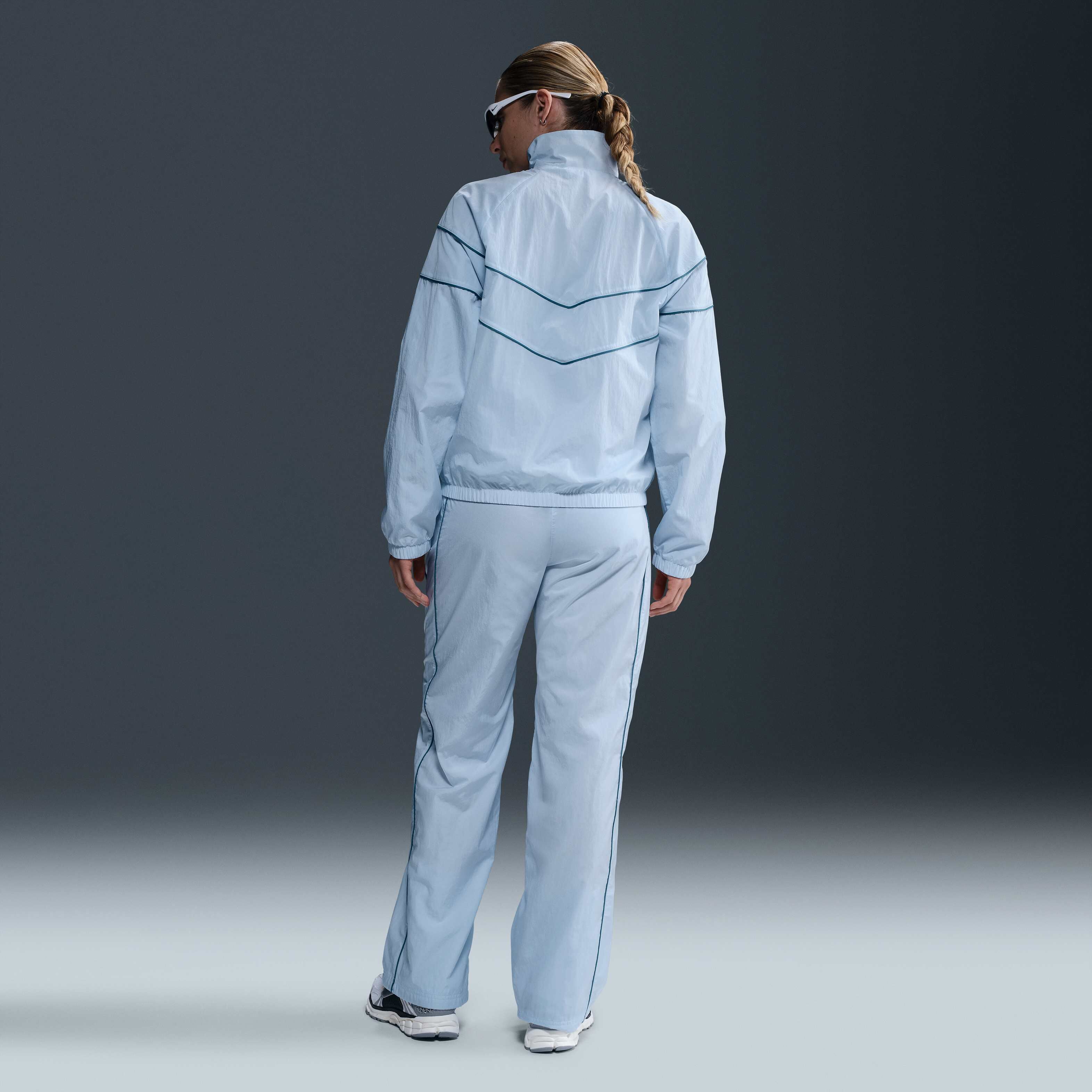 Nike Windrunner image number 4