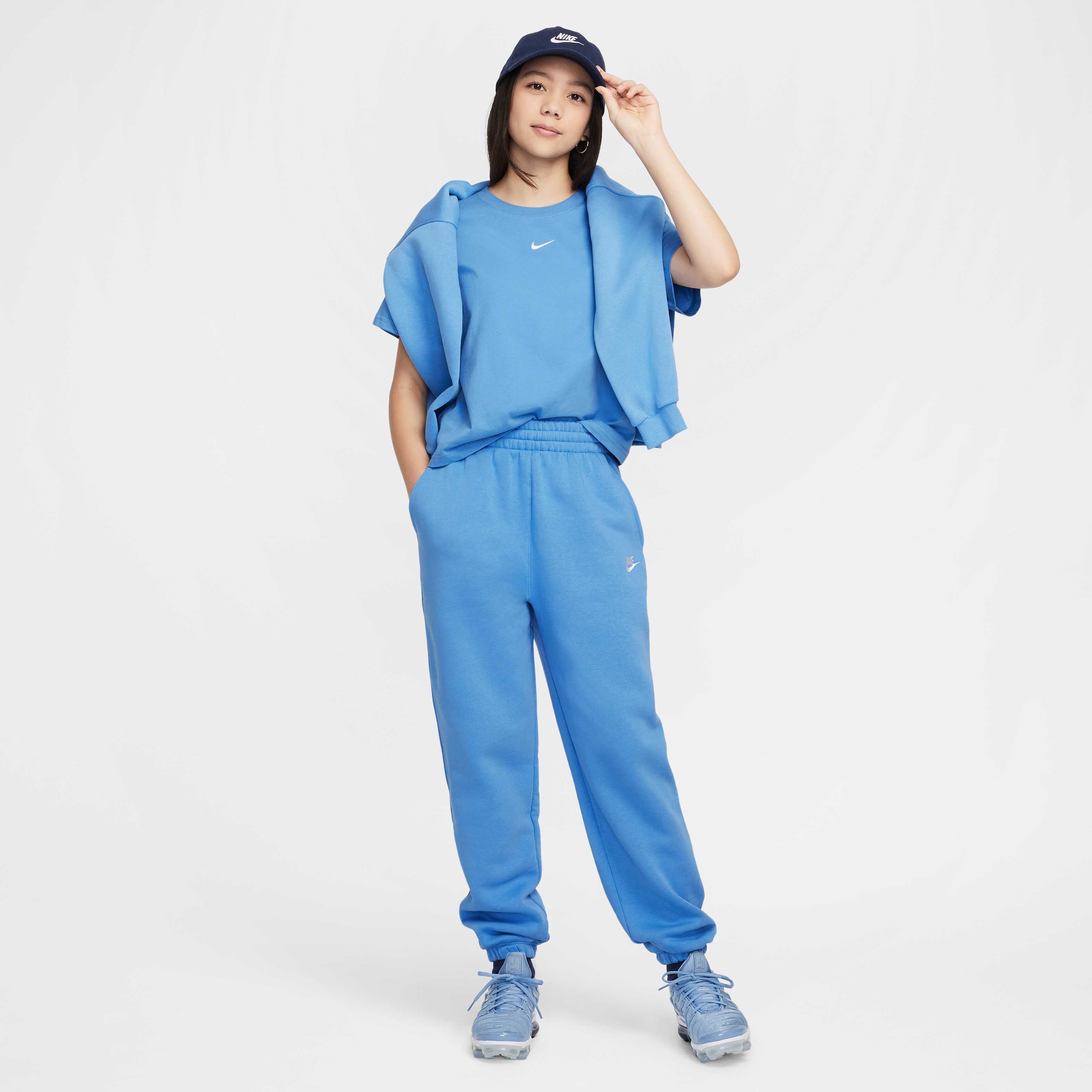 Nike Sportswear Essential image number 4