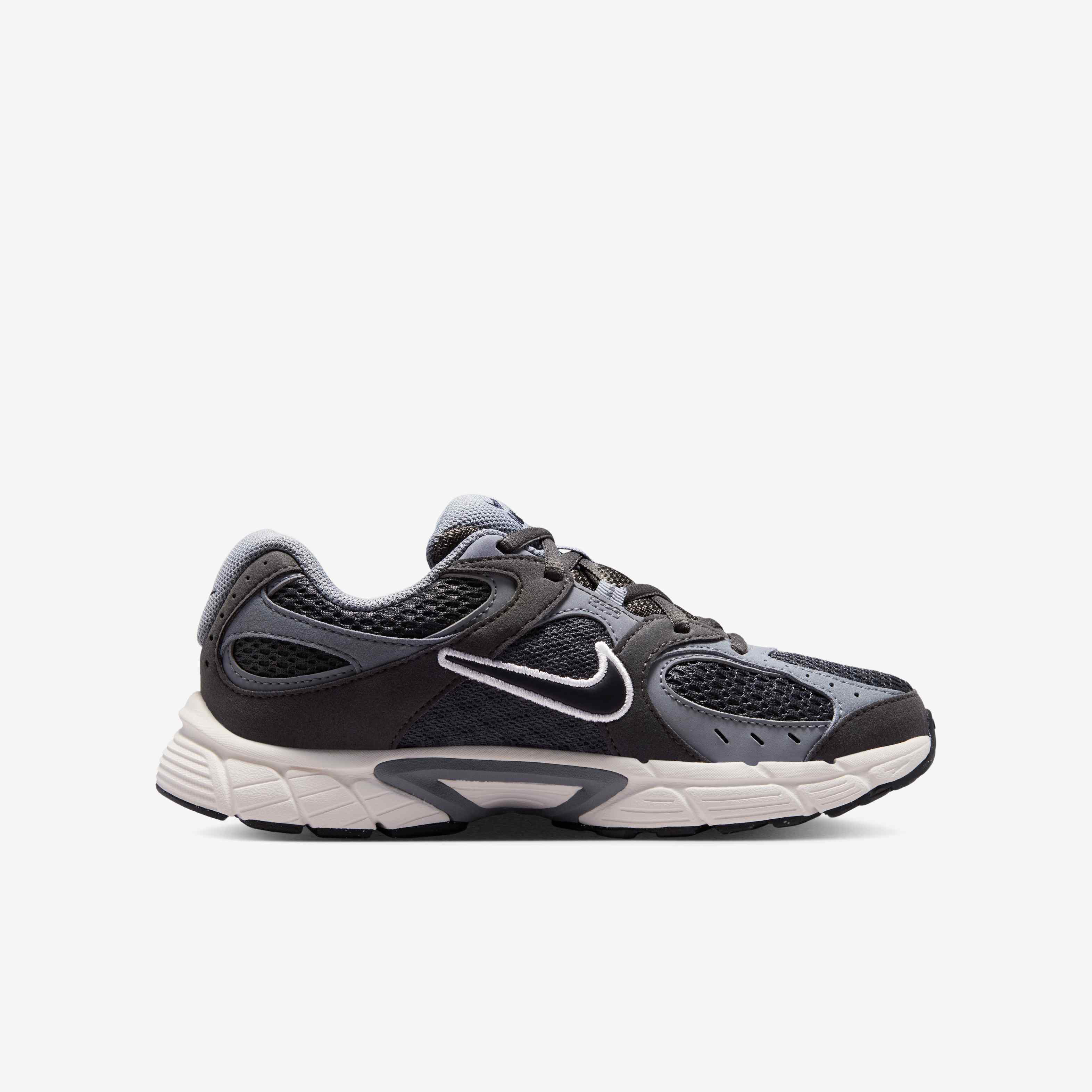 Nike V5 Runner Suede image number 2