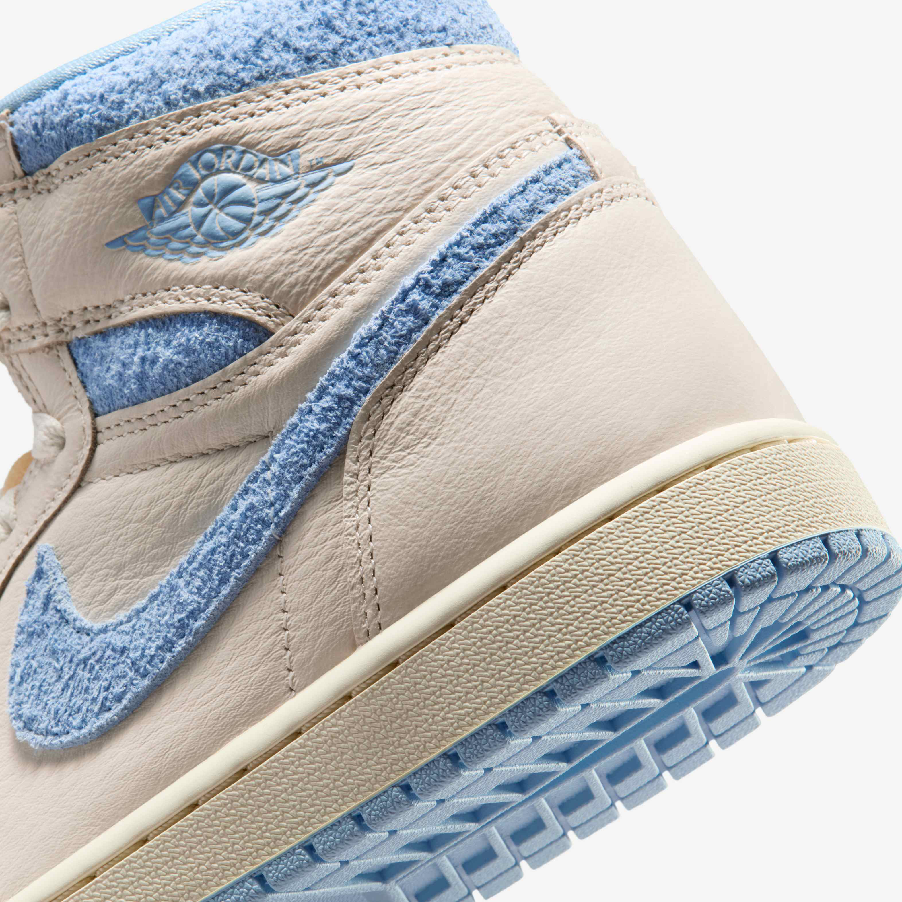 Air Jordan 1 Retro High OG 'Latte' image number 7