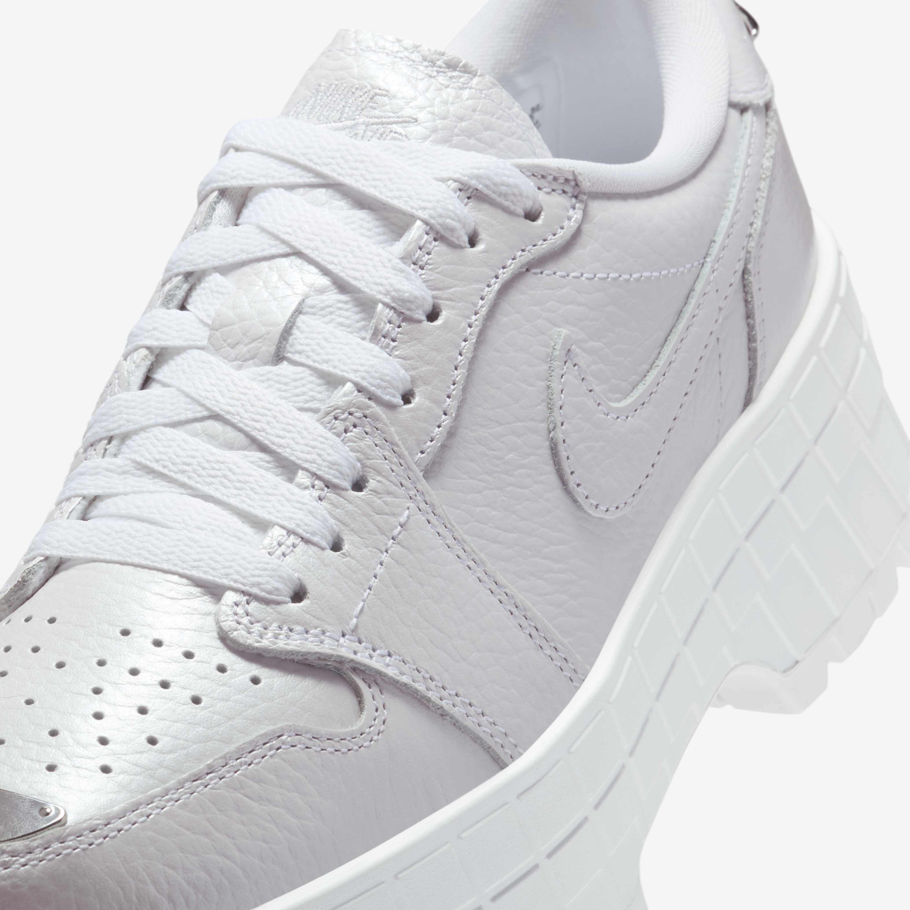 靴 Nike Wmns Air Jordan 1 Brooklyn White Air Jordan Women's 1 Brooklyn Low White – Puffer Reds