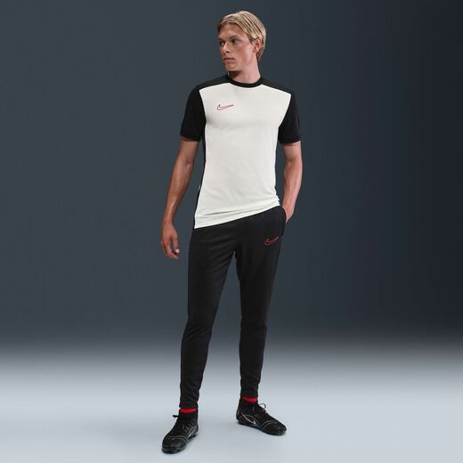 نايكي أكاديمي