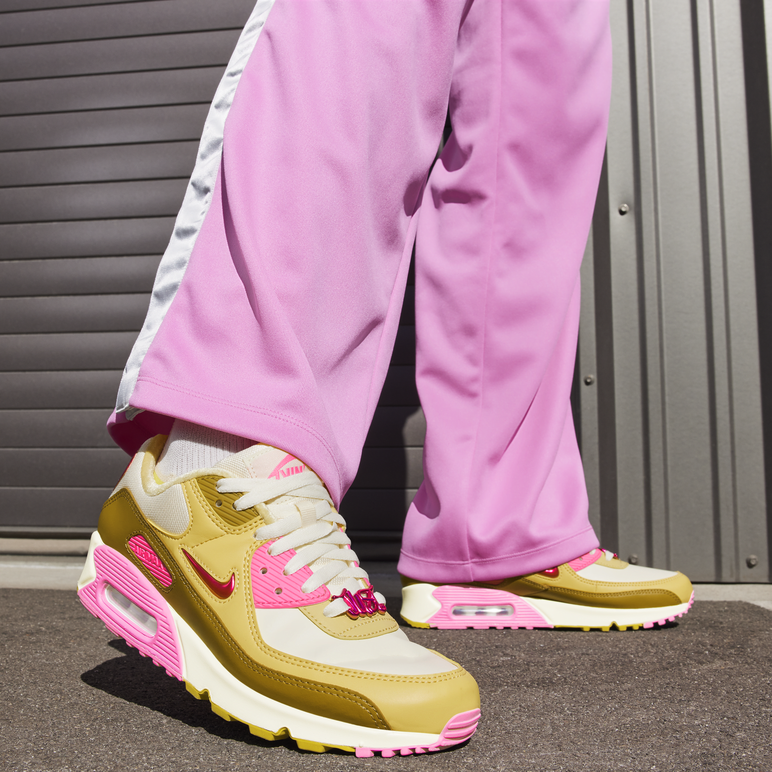 salmon pink nike air max