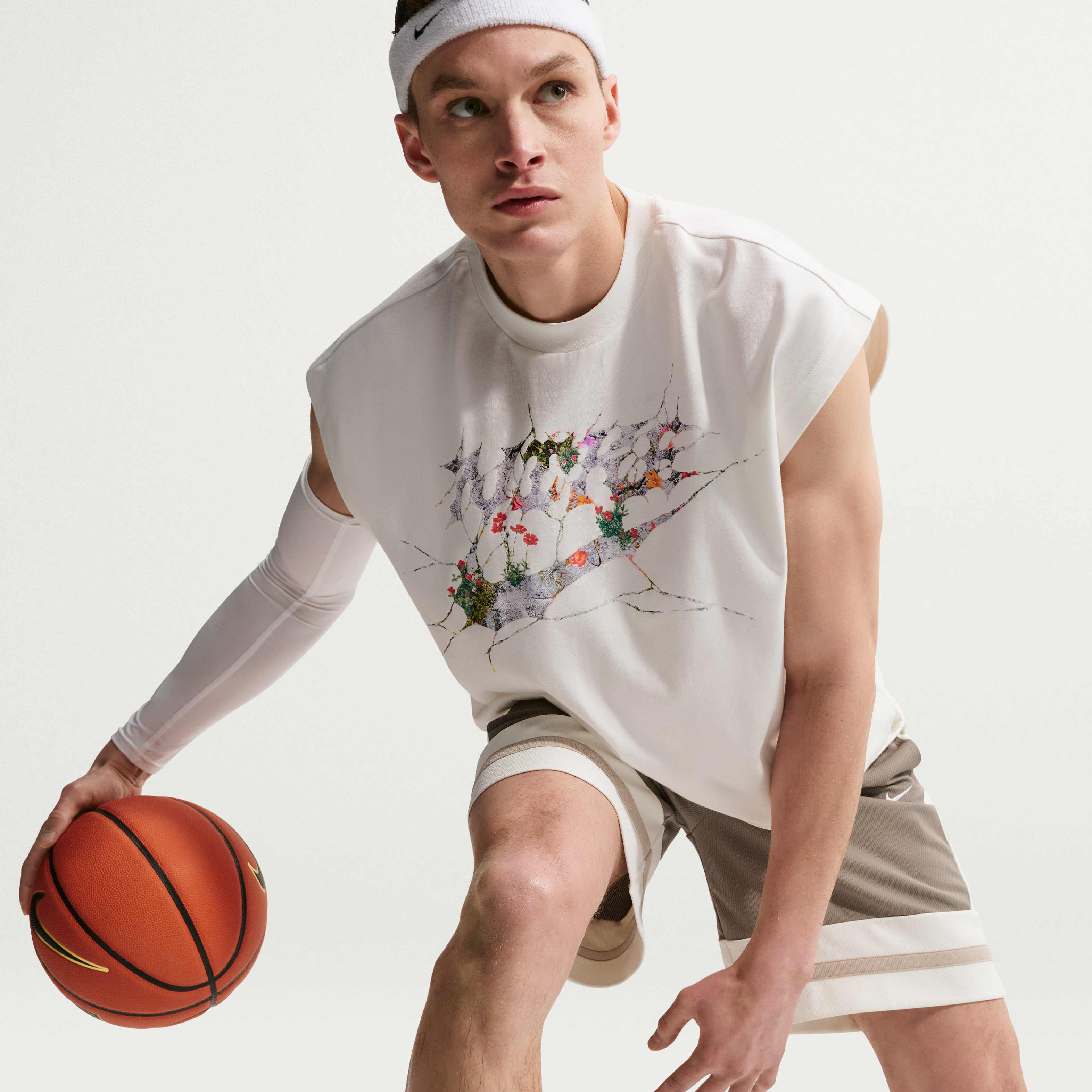 Nike Standard Issue image number 2