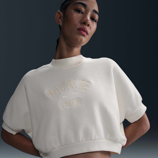 سويت شيرت نسائي-نايكي, نايكي سبورتسوير كوليكشن, تيشيرت فليس بياقة دائرية وأكمام قصيرة للنساء