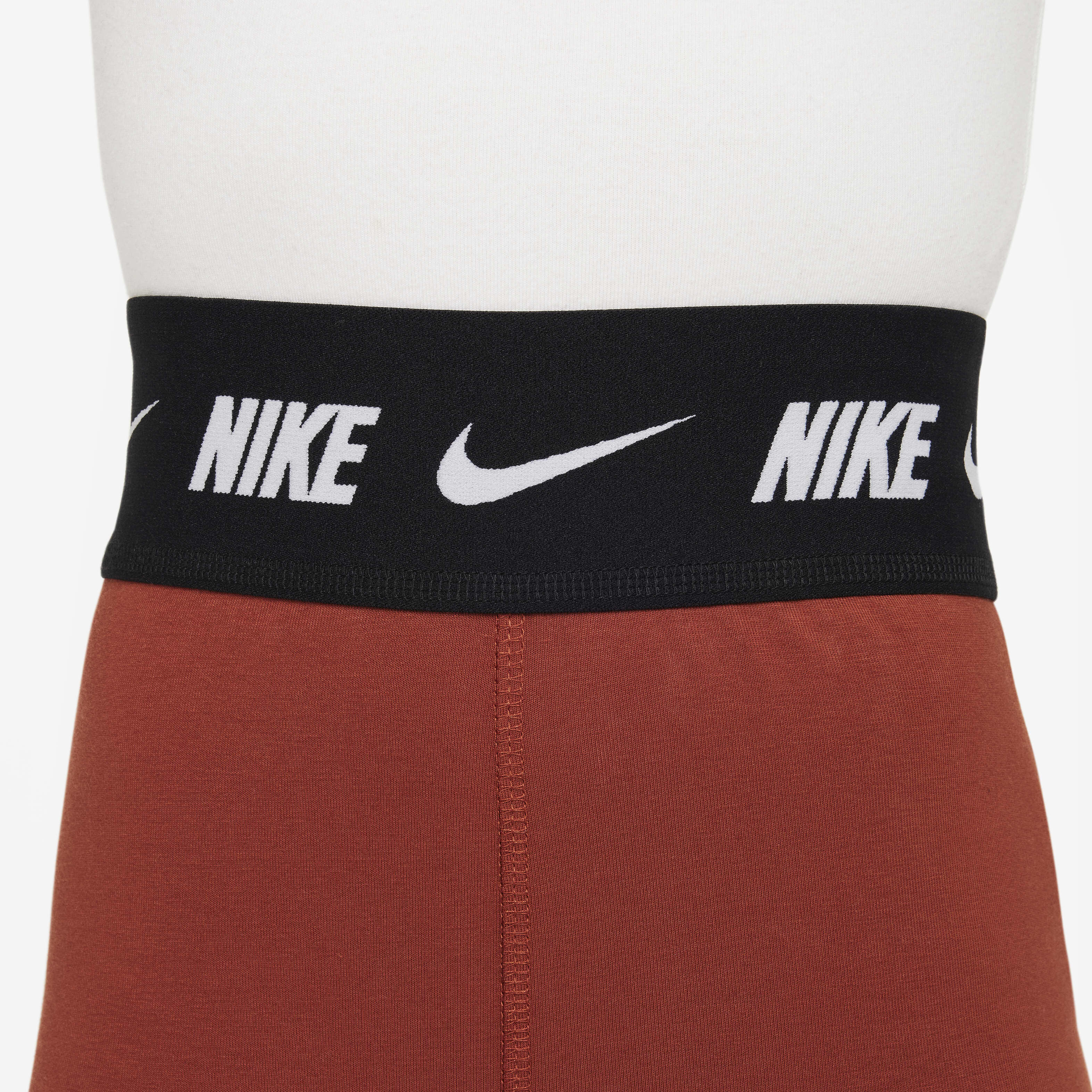 Nike Sportswear Favourites image number 2