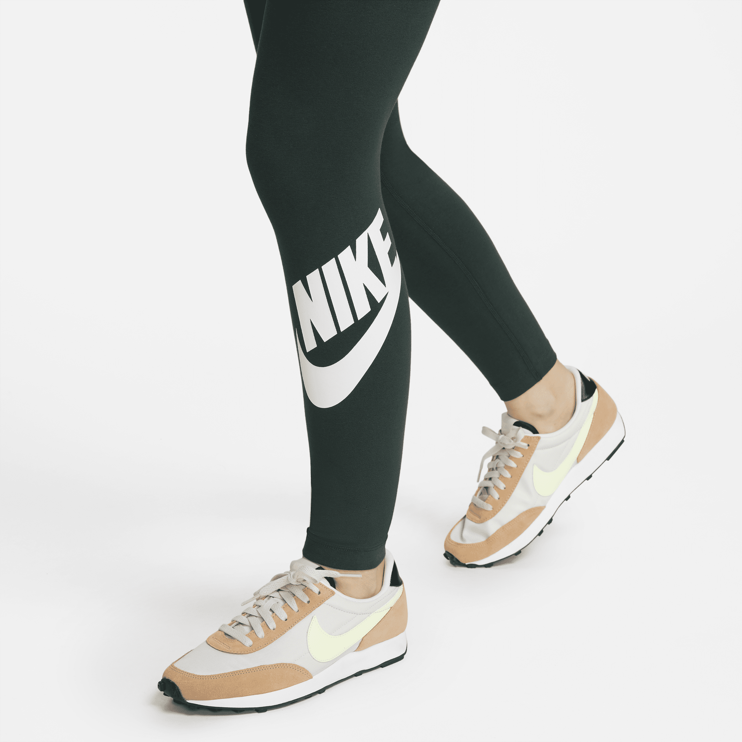 Nike Sportswear Essential image number 2