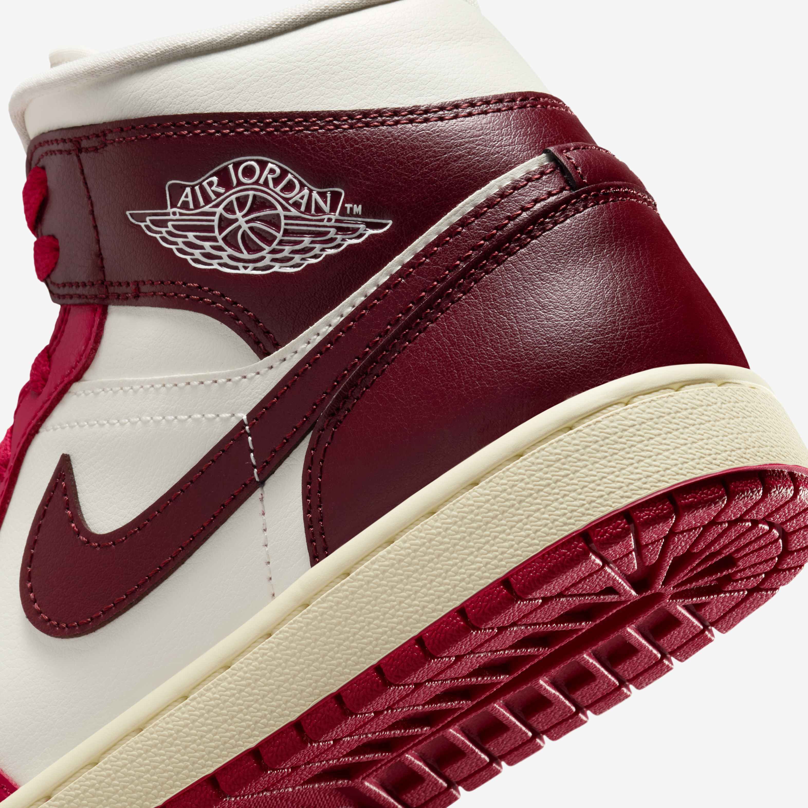 Air Jordan 1 Mid image number 7