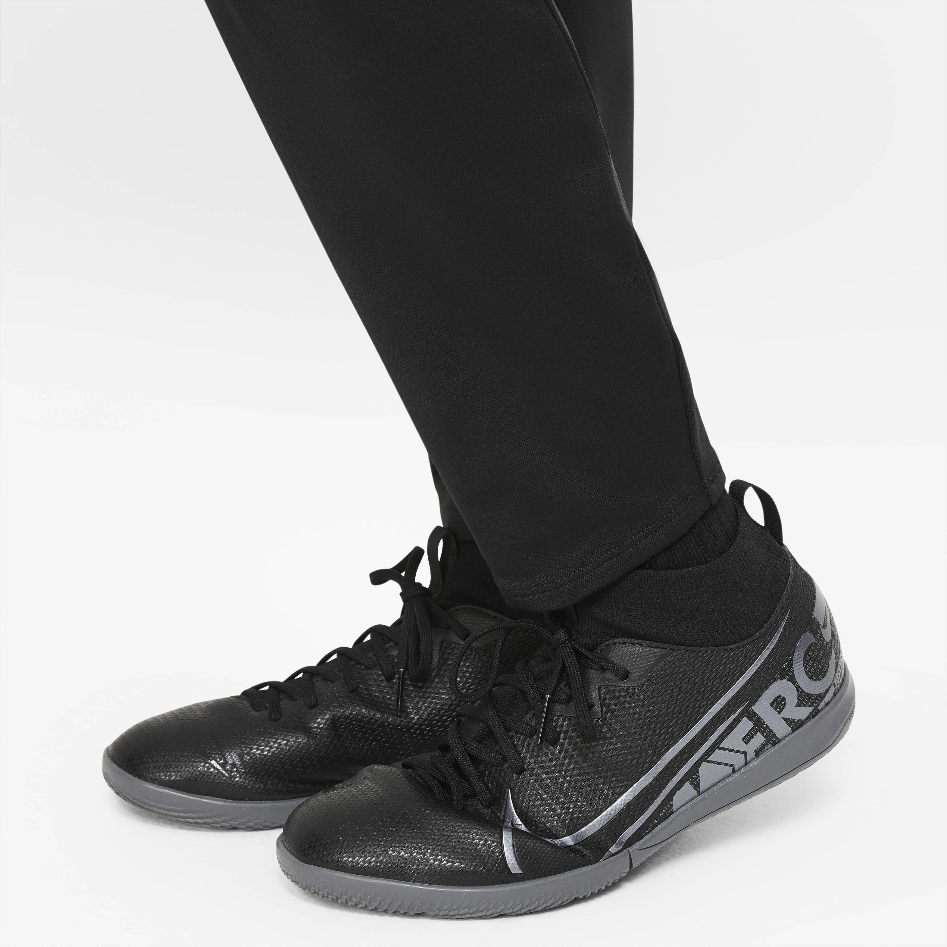 Liverpool F.C. Strike image number 5