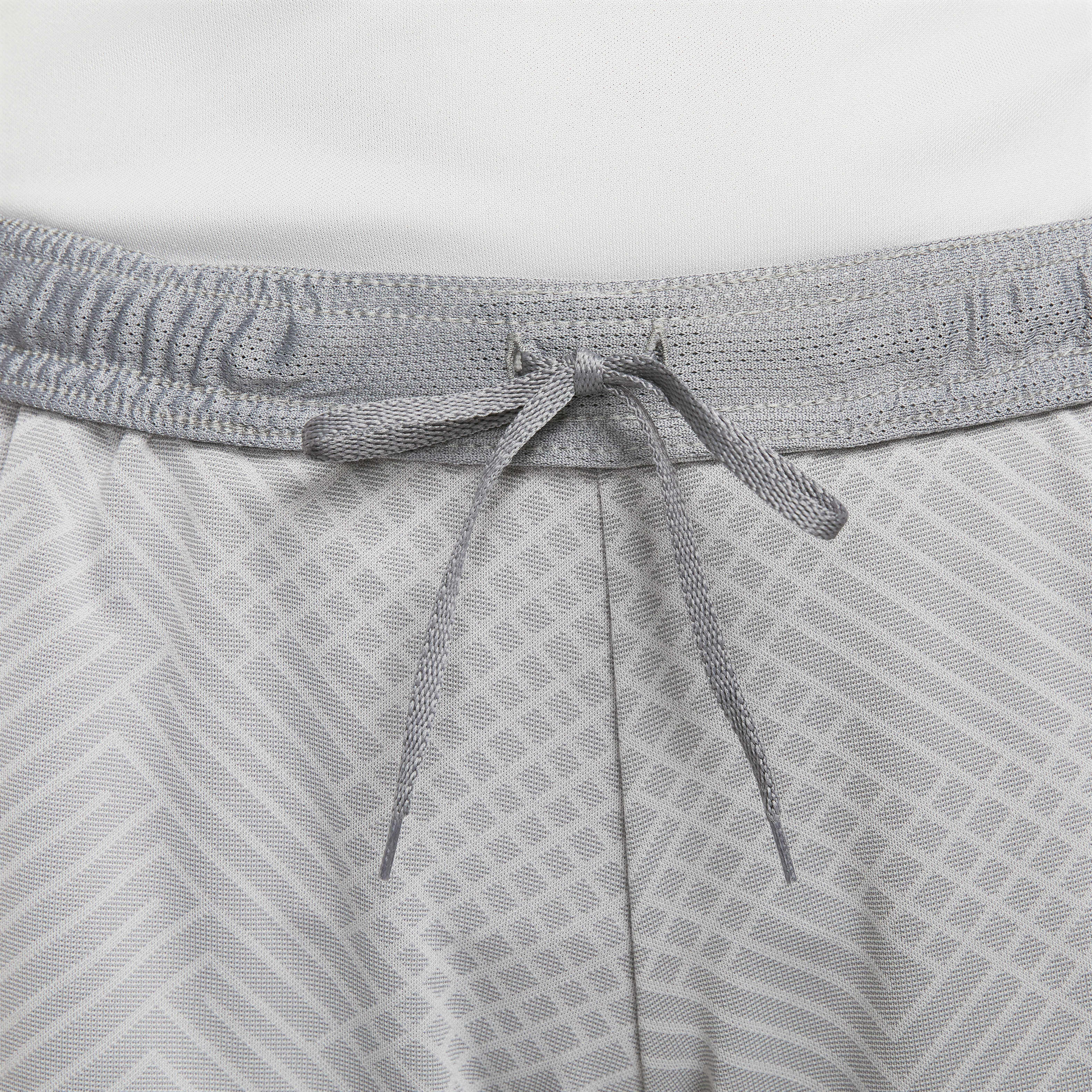 Liverpool F.C. Strike image number 5