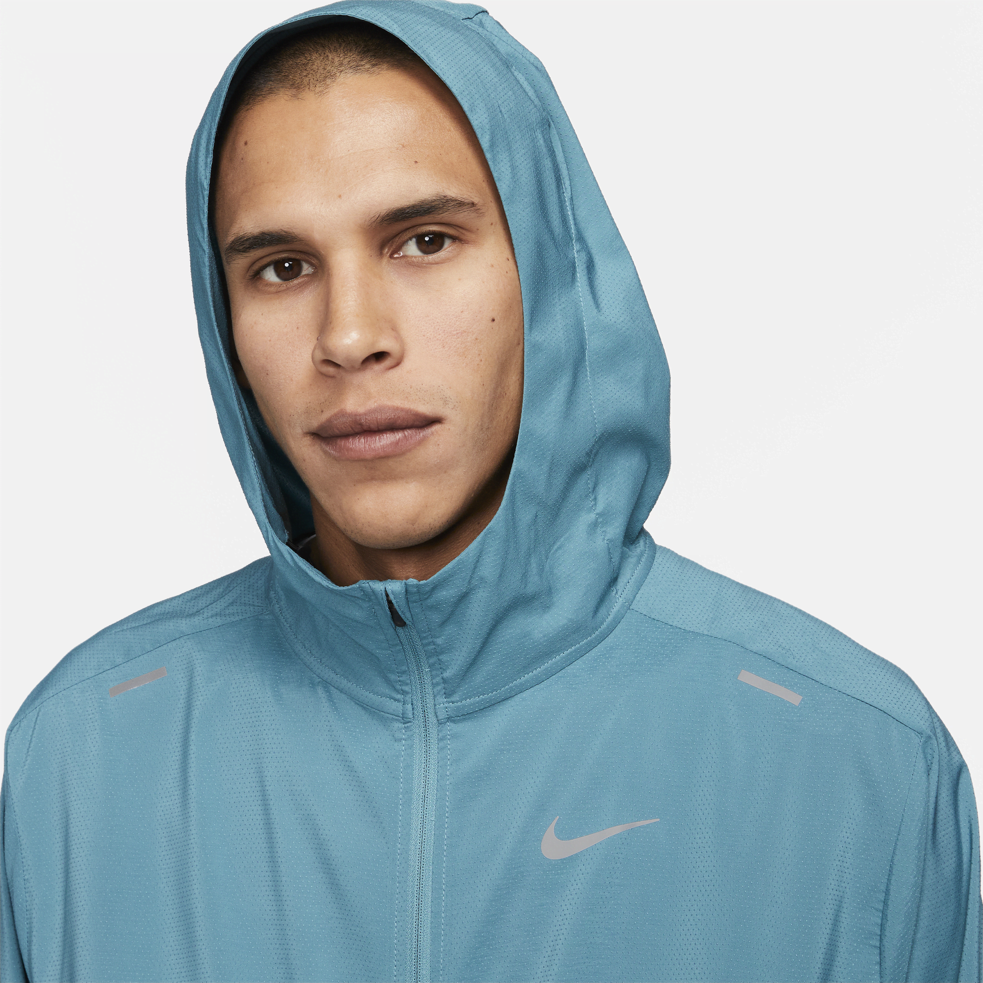 Nike running essential on sale jacket in blue