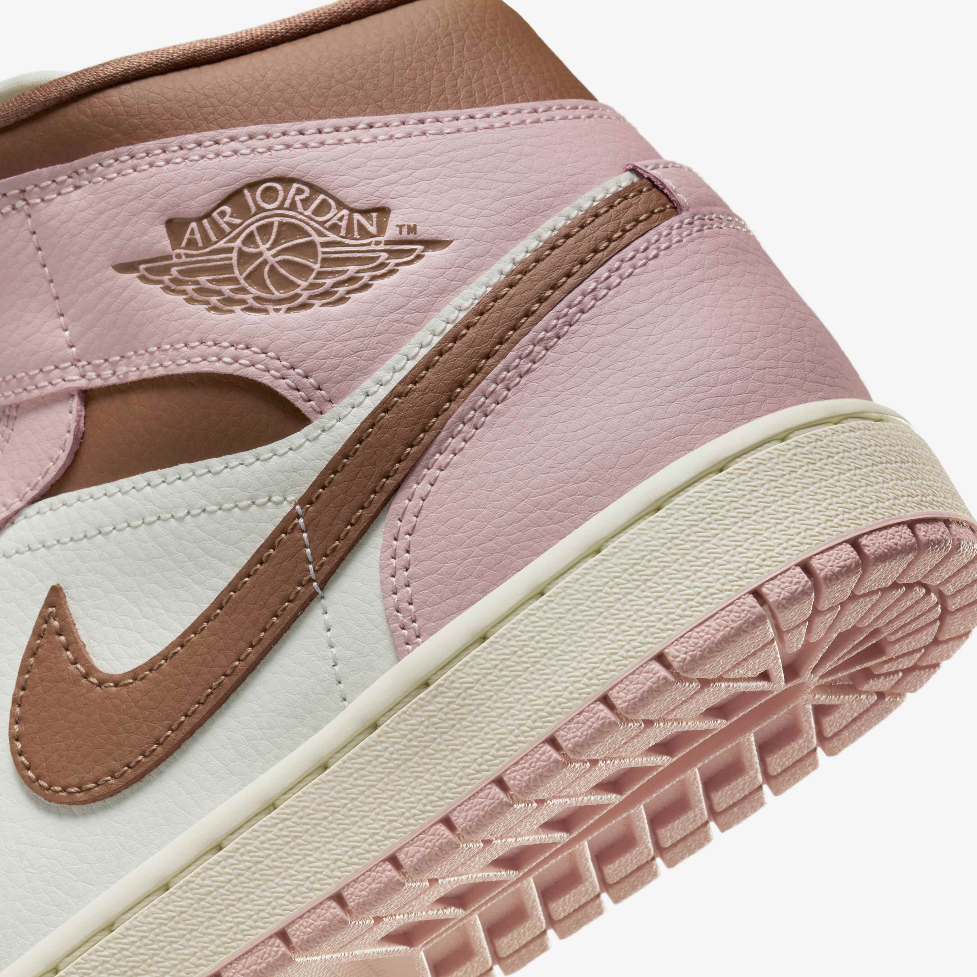 Air Jordan 1 Mid Shoes image number 7
