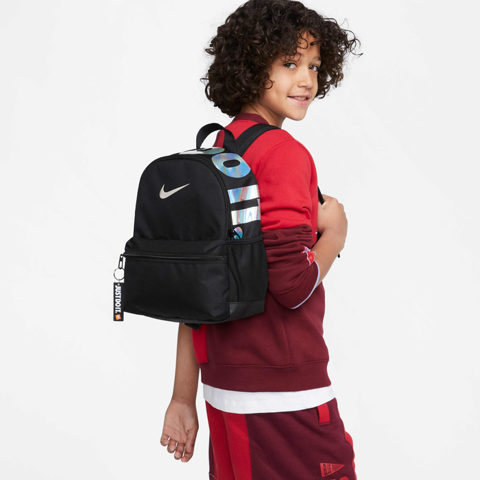 nike brasilia backpack 11l Jdi DR6091-646, MISC Children's Mini (11 Litres), Magic Flamingo, White, Magic Flamingo/Magic Flamingo/White, Einheitssize, Sport Fashion Made with at least 50% recycled polyester fibers Nike Brasilia Jdi Kids' Mini