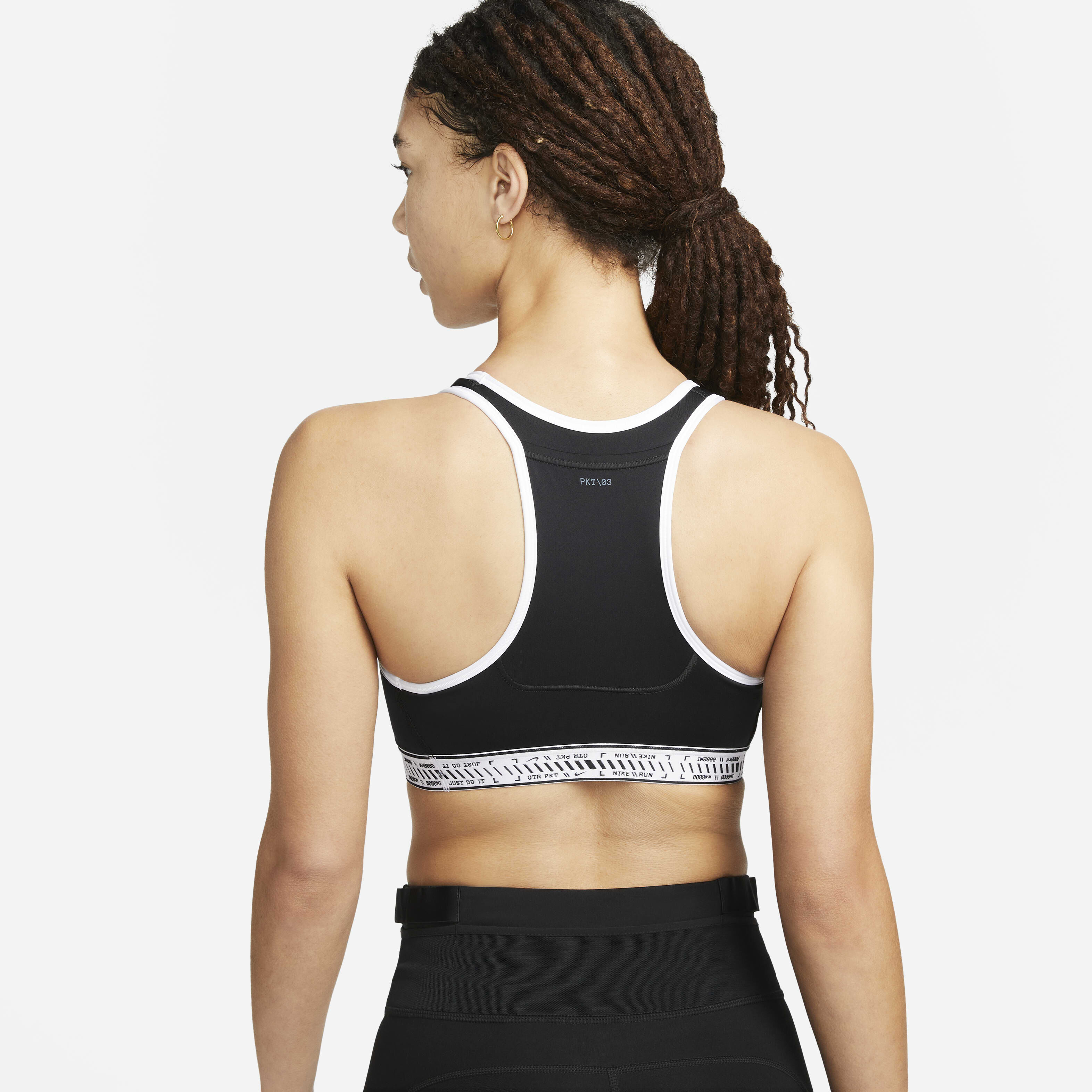 Buy Nike Swoosh On The Run Women s Medium Support Lightly Lined Sports Bra with Pockets Nike Saudi Official