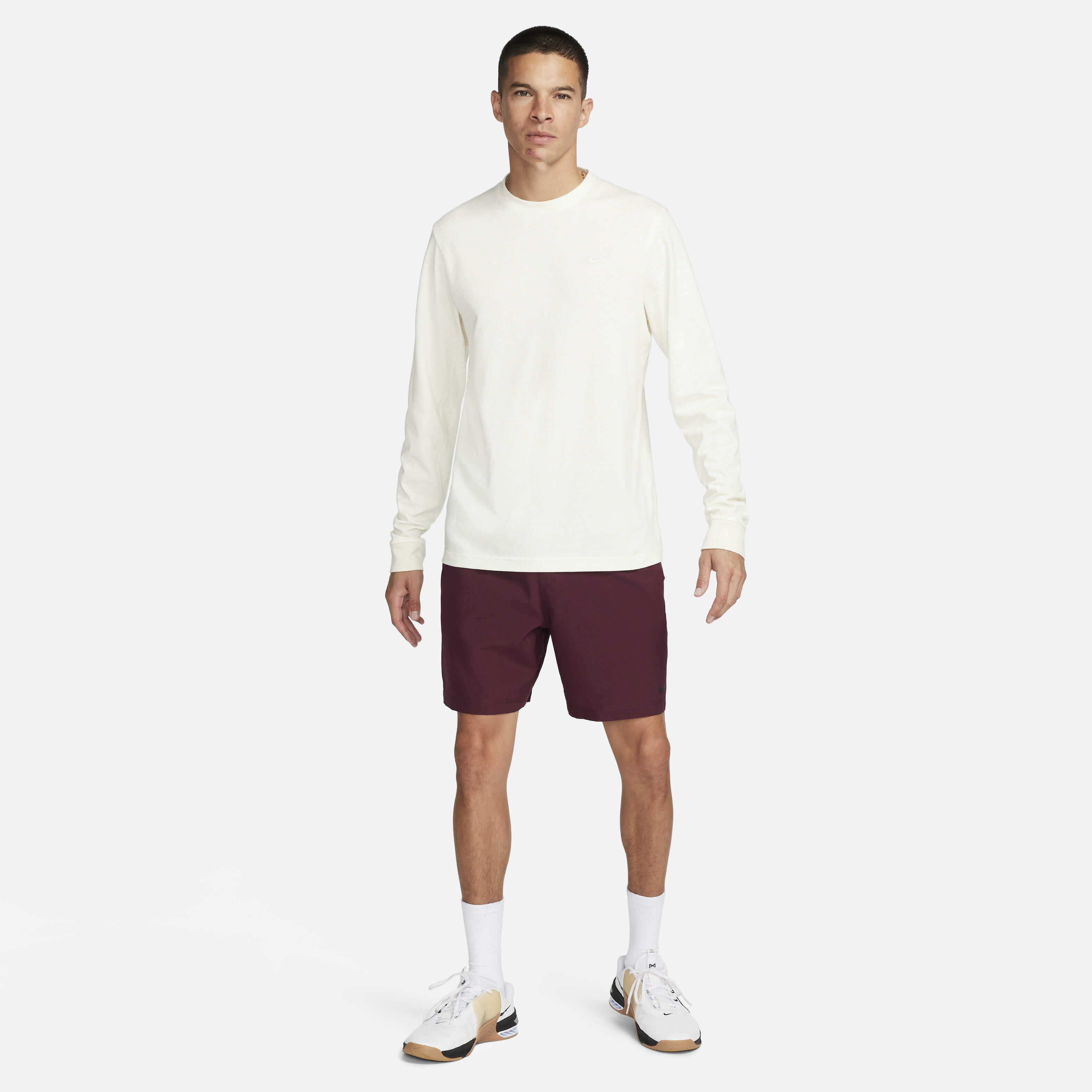 芸能人愛用のおすすめ最新情報 Buy Nike Primary Men's Dri-FIT Long-Sleeve Versatile Top ウェア
