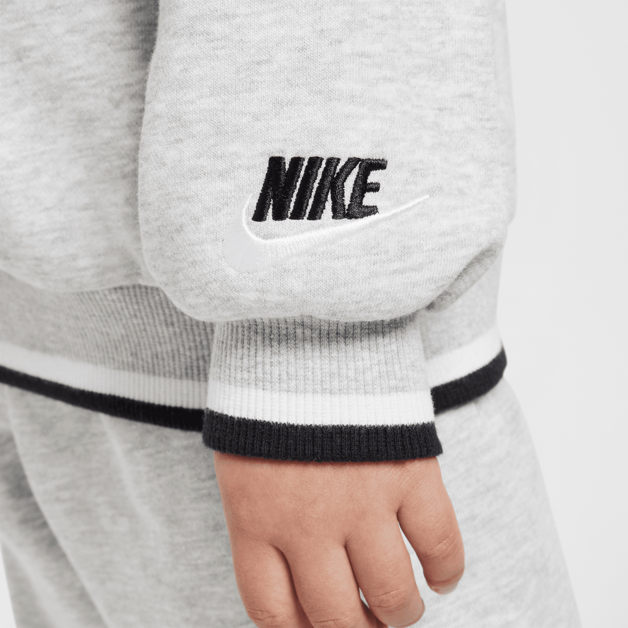 نايكي سبورتوير 'اوتسايد ذا لاينز' image number 2