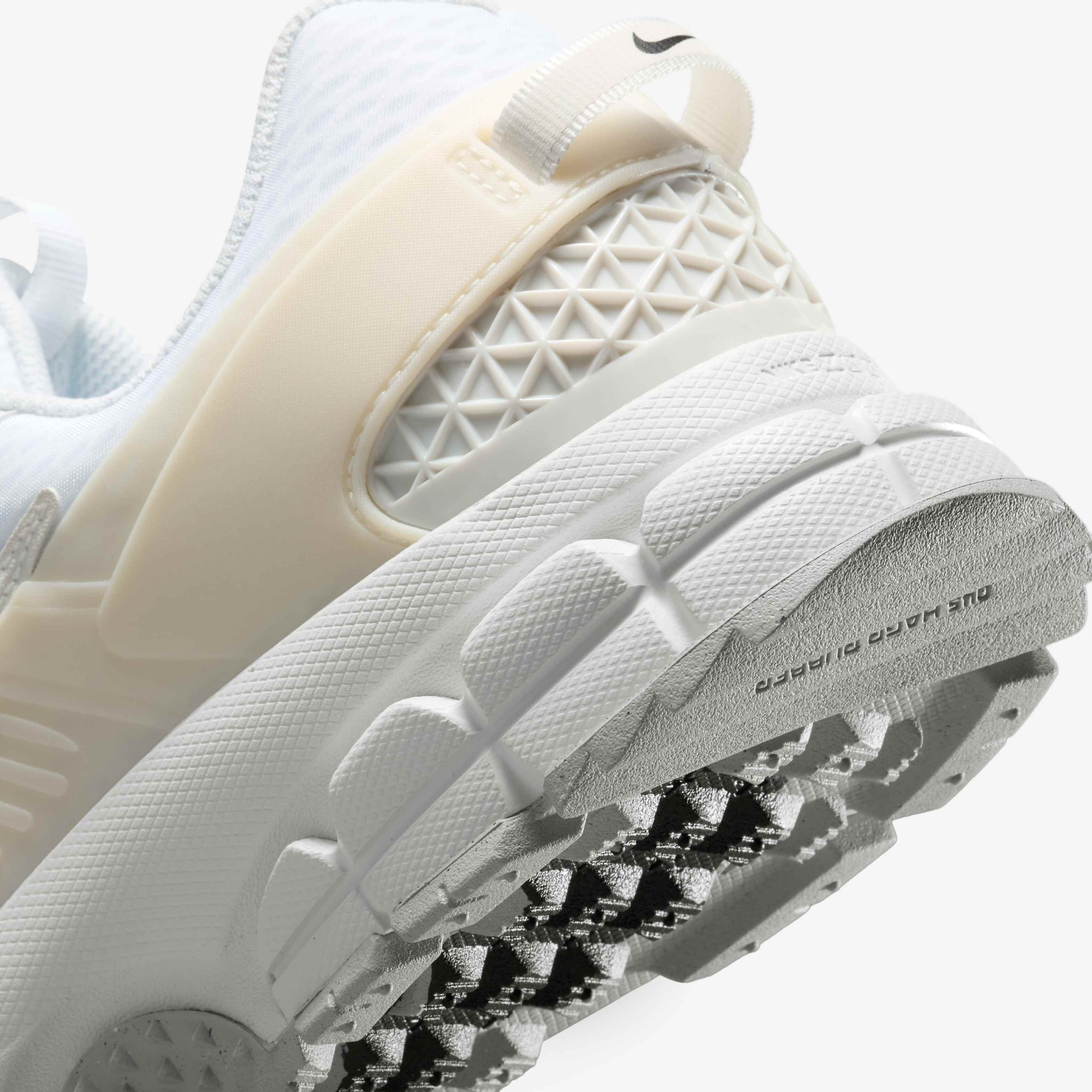 送料込み 追跡あり Nike Zoom Vomero Roam \"Summit White\" Nike Zoom Vomero Roam “Summit White” - Style Code: HV6410