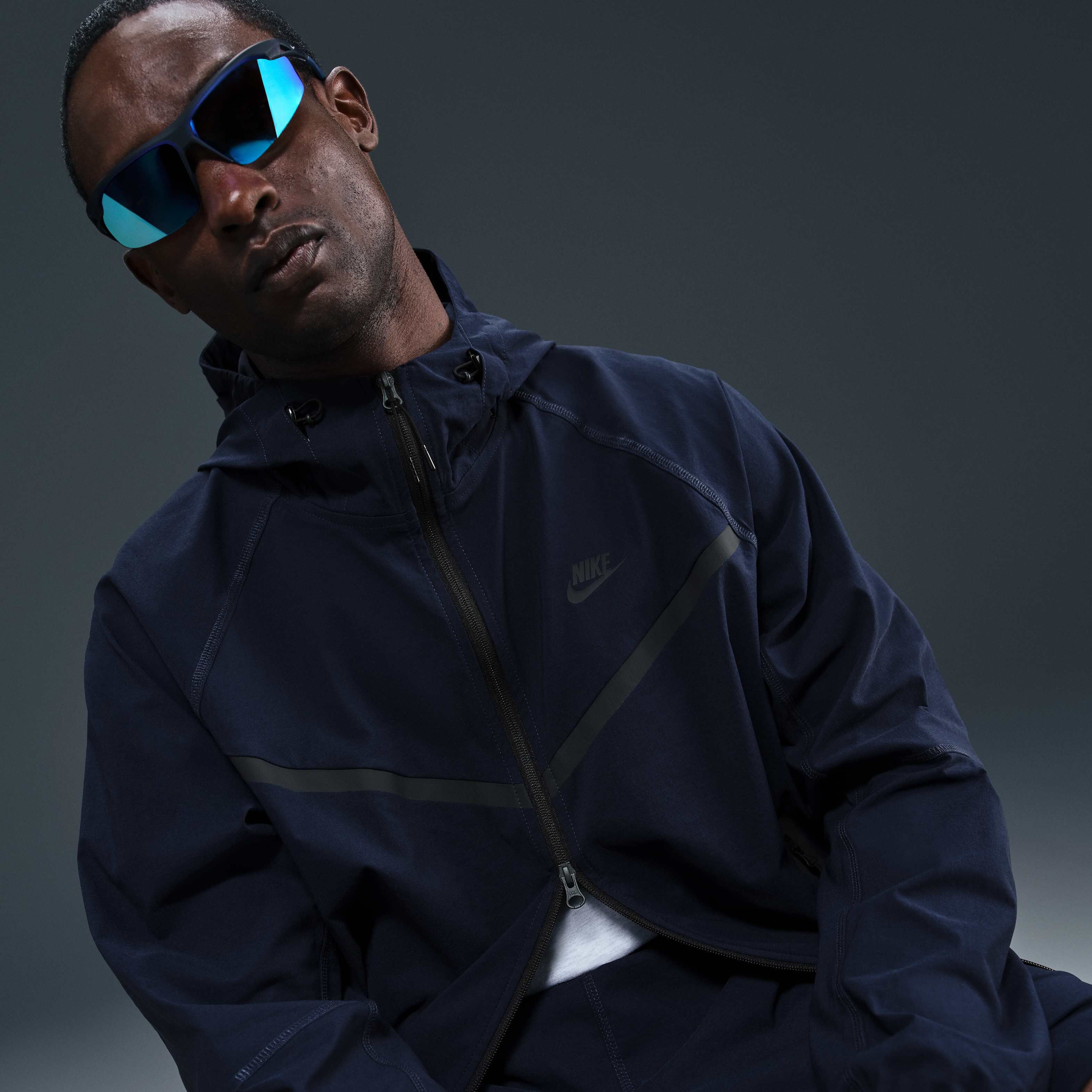 نايكي تك ويندرانر image number 2