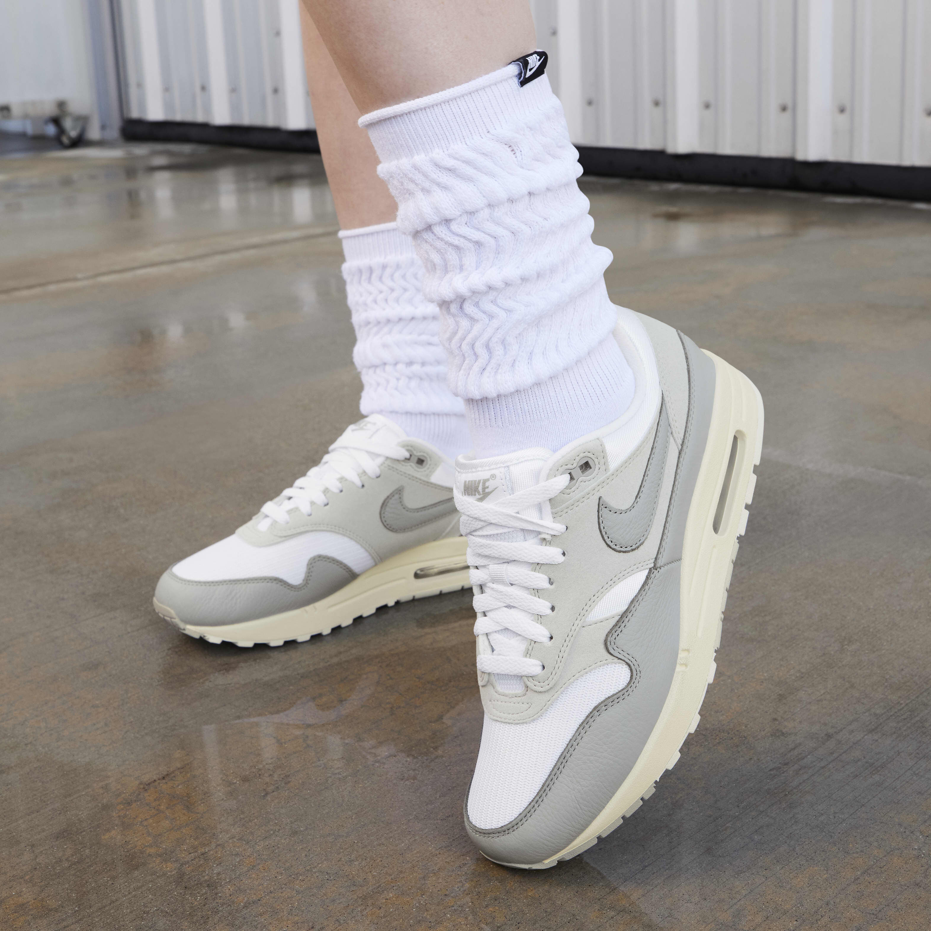 Nike 洗う ナイキ レディース スニーカー 【Nike Air Max 1 '87】 サイズ US_W_8W Great Indoors  Corduroy (Women's)