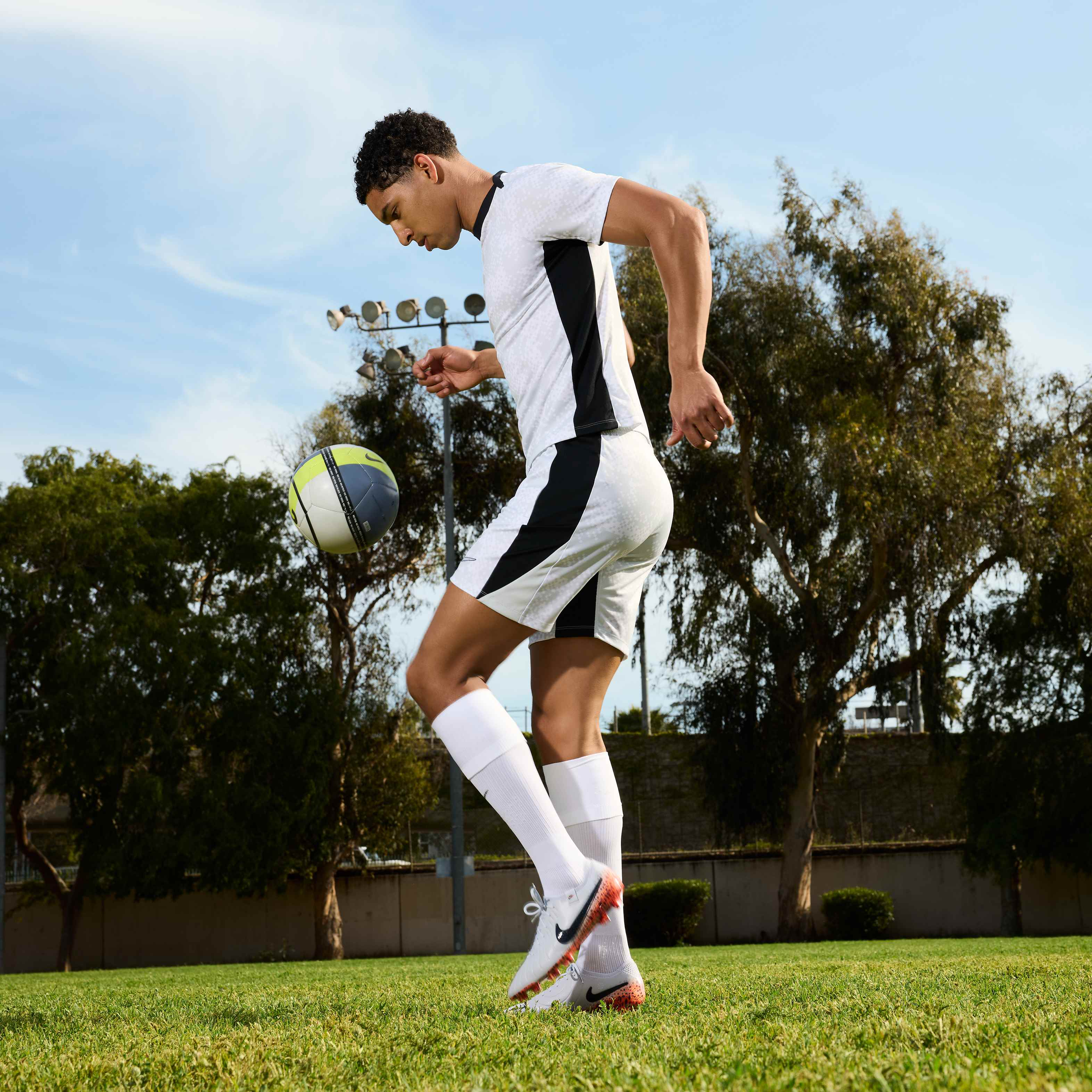 نايكي تيمبو ليجند 10 ايليت ايلكترك image number 11