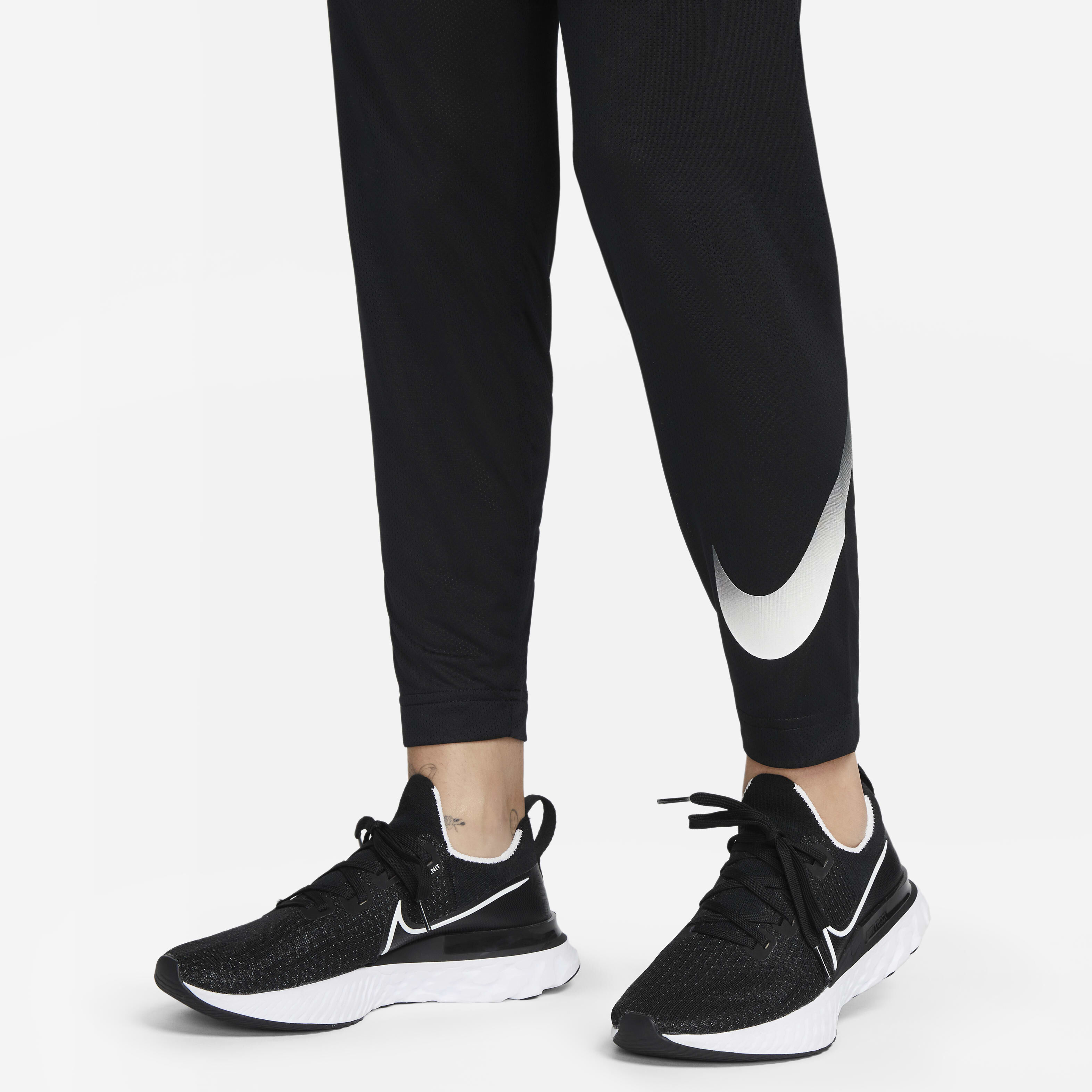 Nike Dri-FIT Swoosh Run image number 3