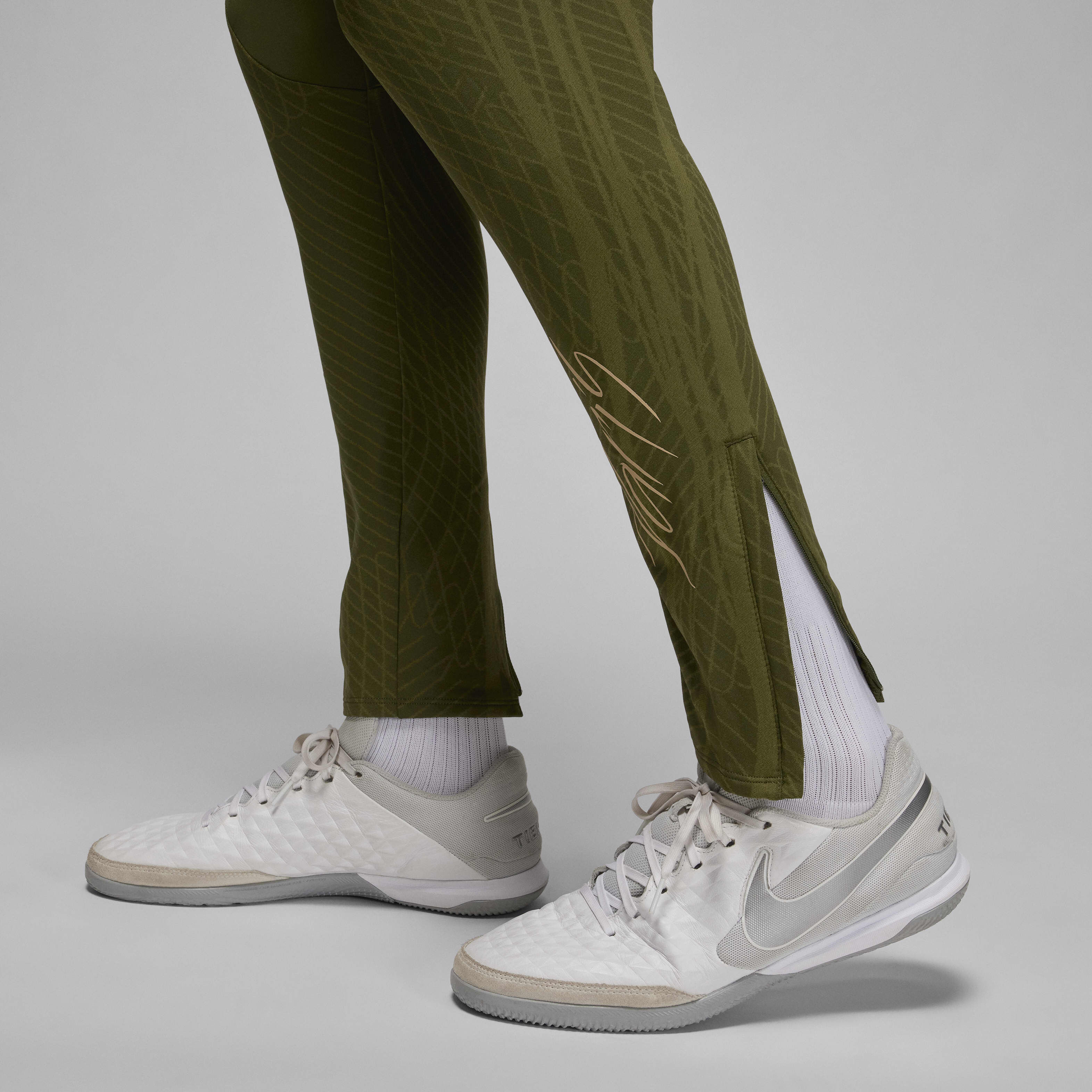 Paris Saint-Germain Strike Fourth image number 7