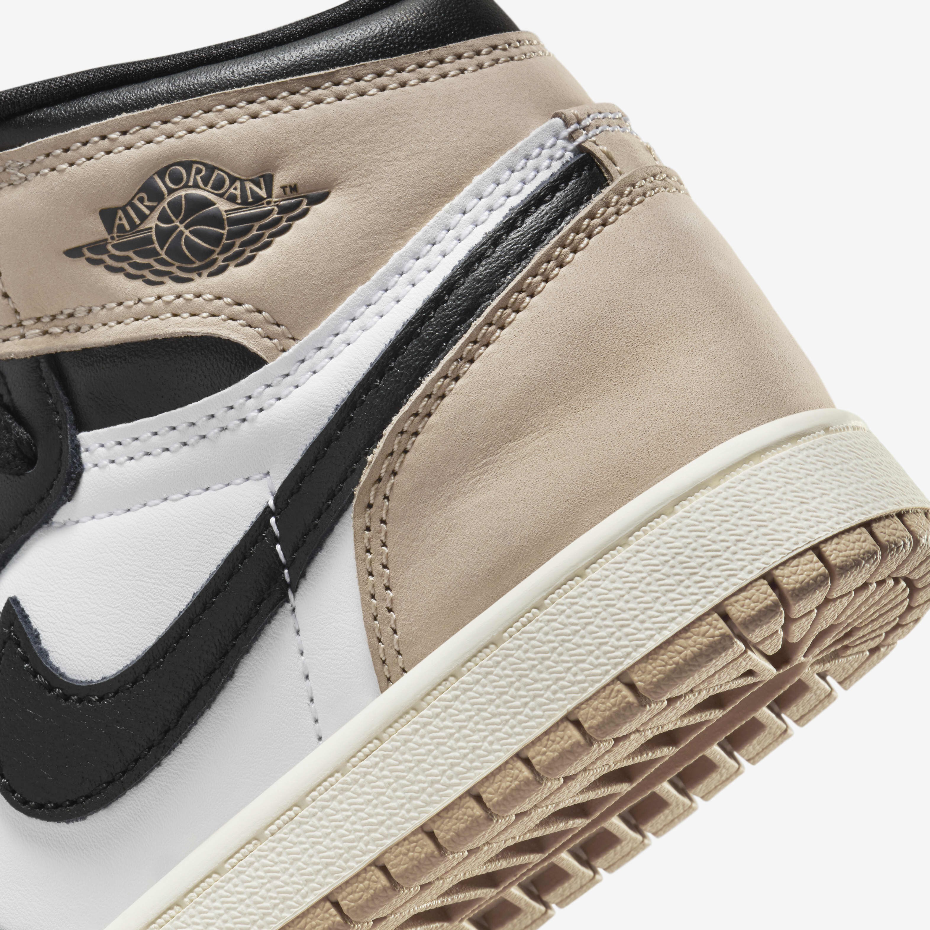 Jordan 1 Retro High OG 'White and Gold' image number 7
