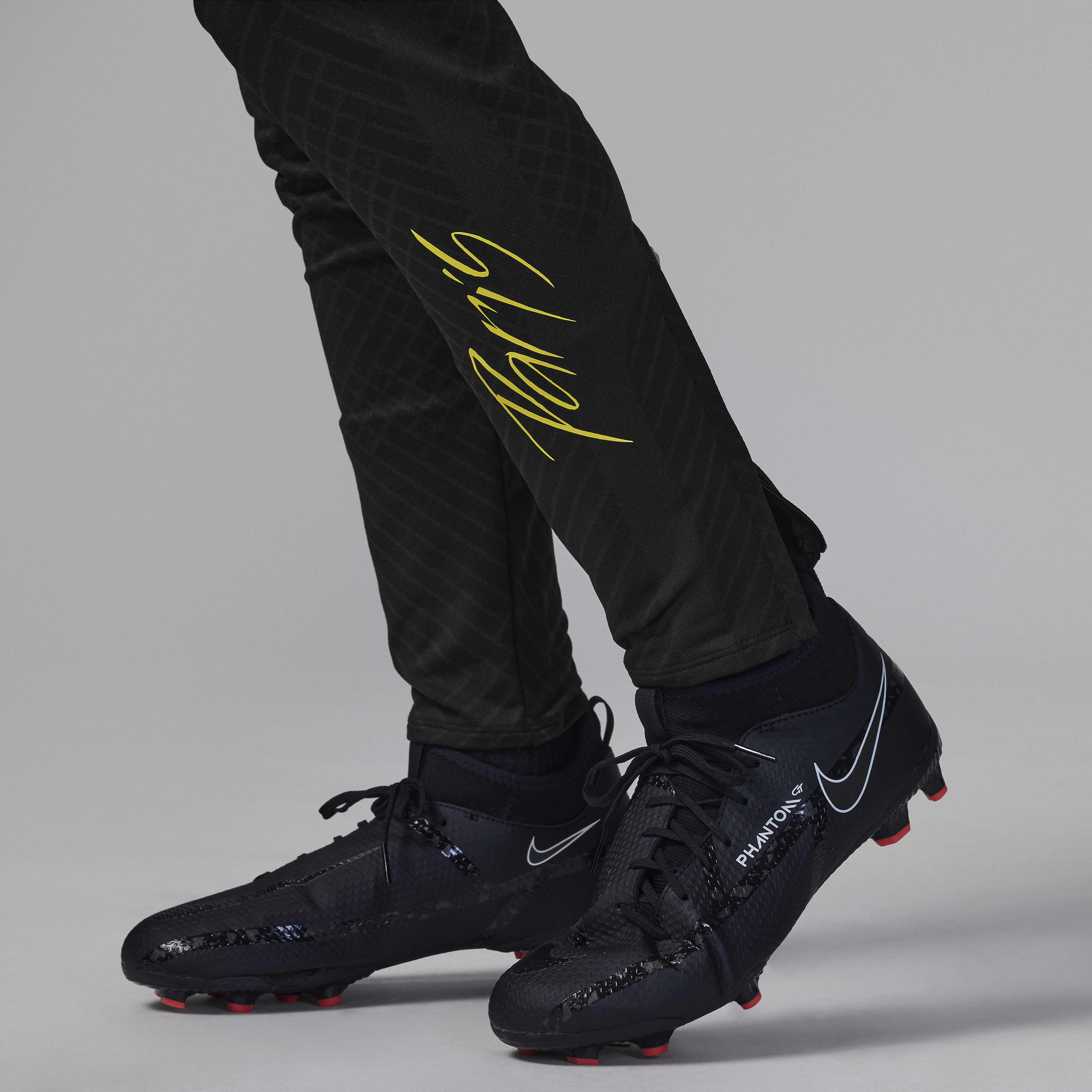 Paris Saint-Germain Strike image number 5