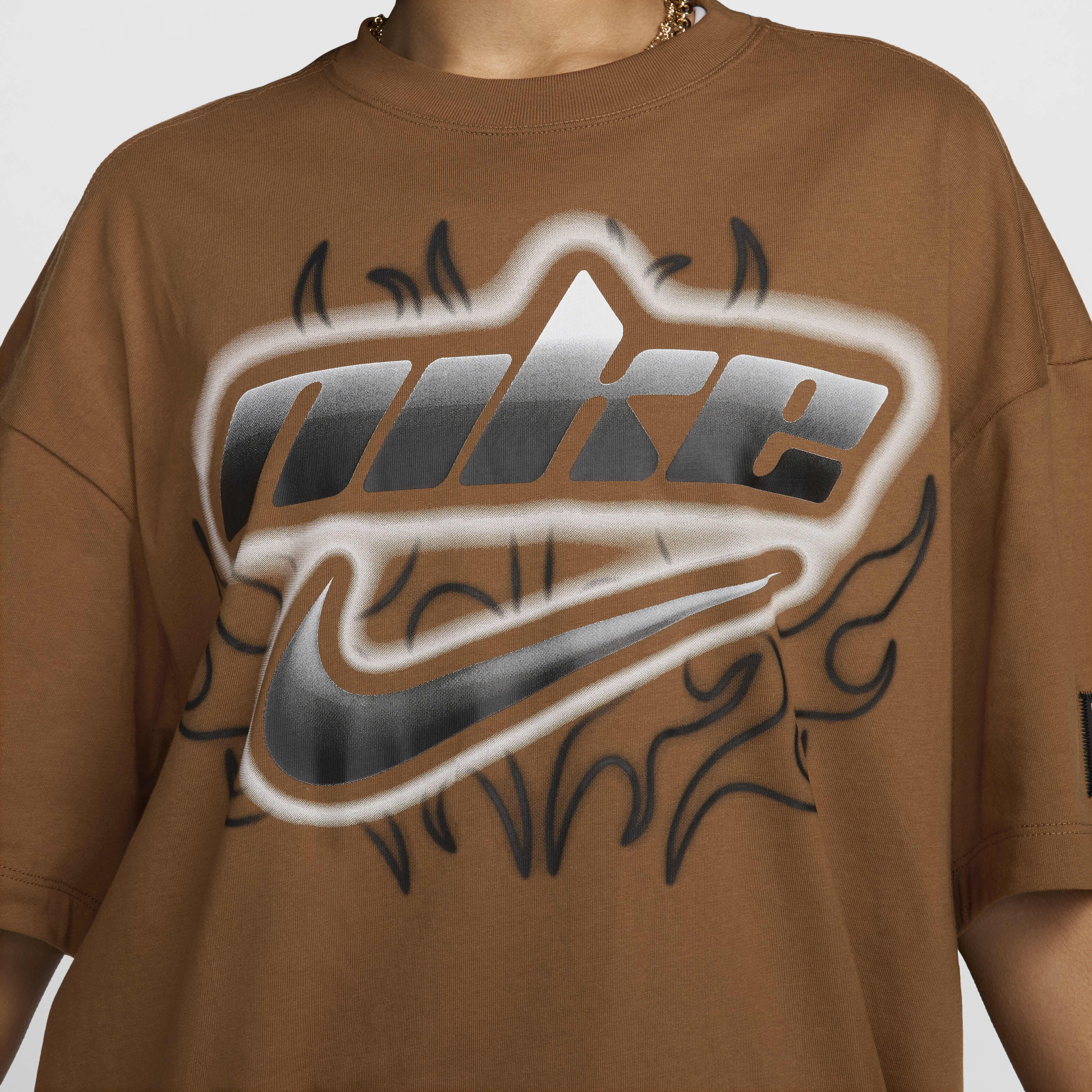 輝くゴールド スウッシュ グラフィック★Nike Women's Tシャツ s-l1200.jpg