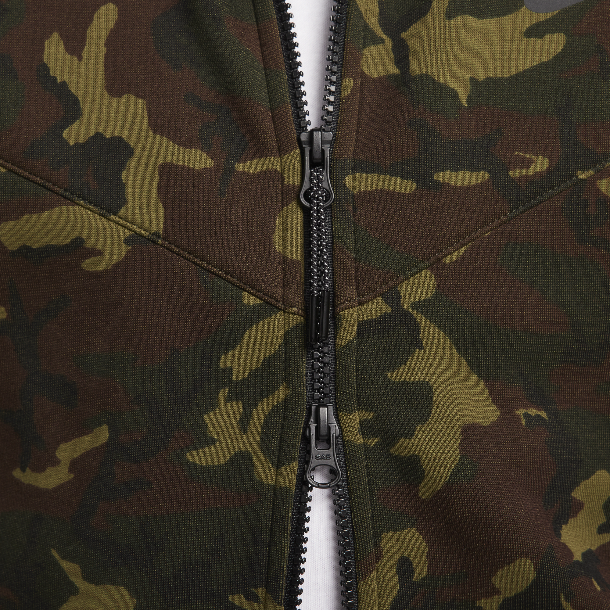 Nike tech hotsell fleece camo windrunner