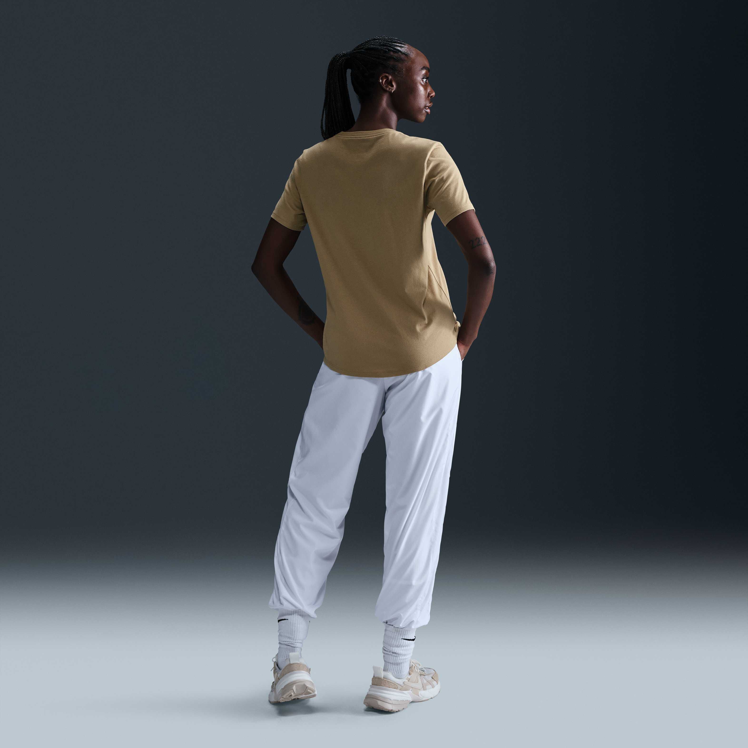 Nike Sportswear Essentials image number 4