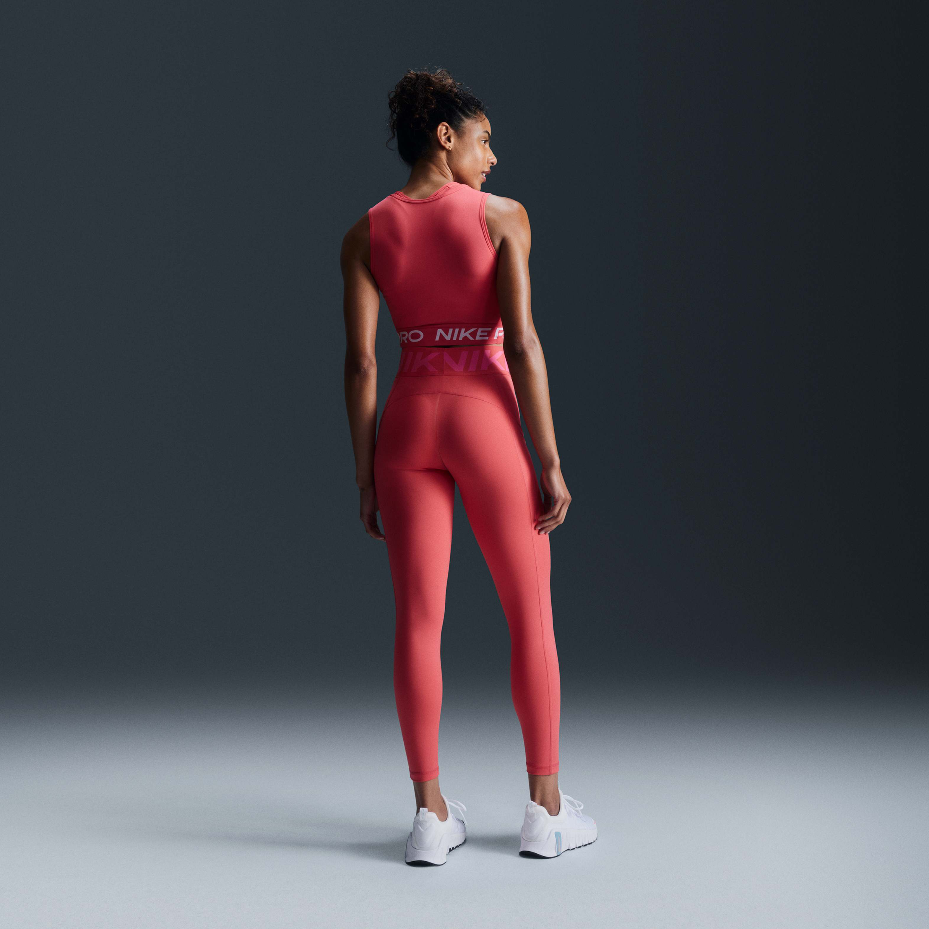 Nike Pro image number 4