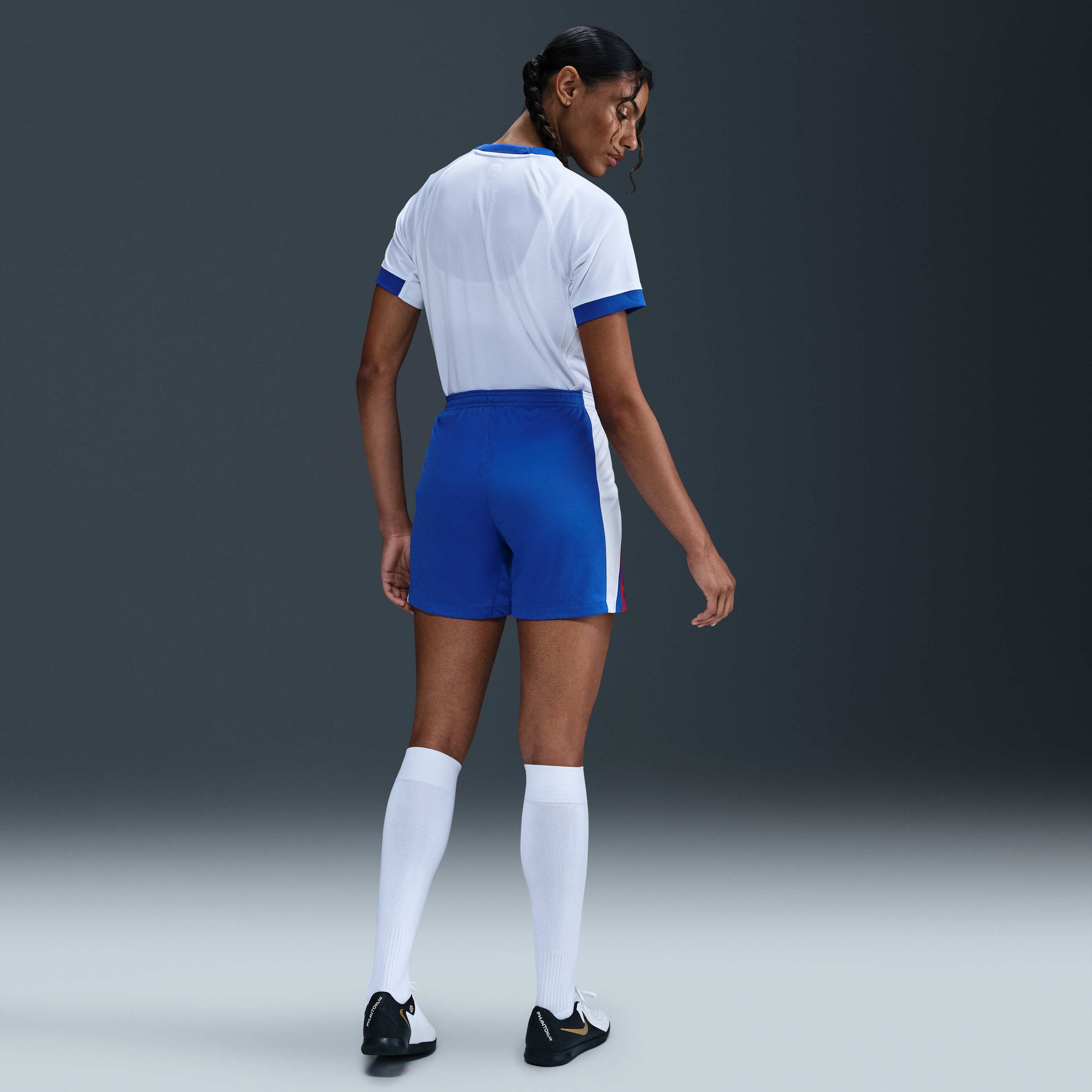 إنجلترا 2025/26 ستيديوم الأساسي image number 3